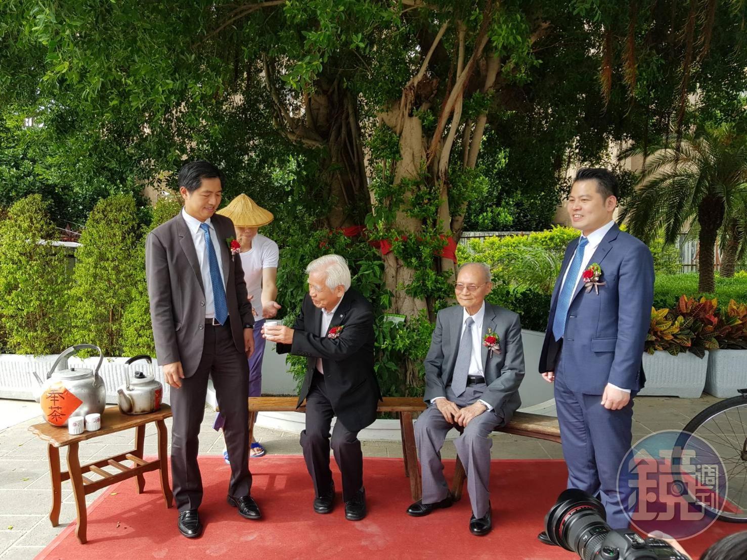 長虹建設董事長李文造(左二)率領二個兒子,長虹建設總經理李耀中(左)與長虹建設副總經理李耀民(右)與忠孝詠吉的大地主、啟台公司董事長蔡永興(右二),在樹齡117年的榕樹下接受奉茶儀式。
