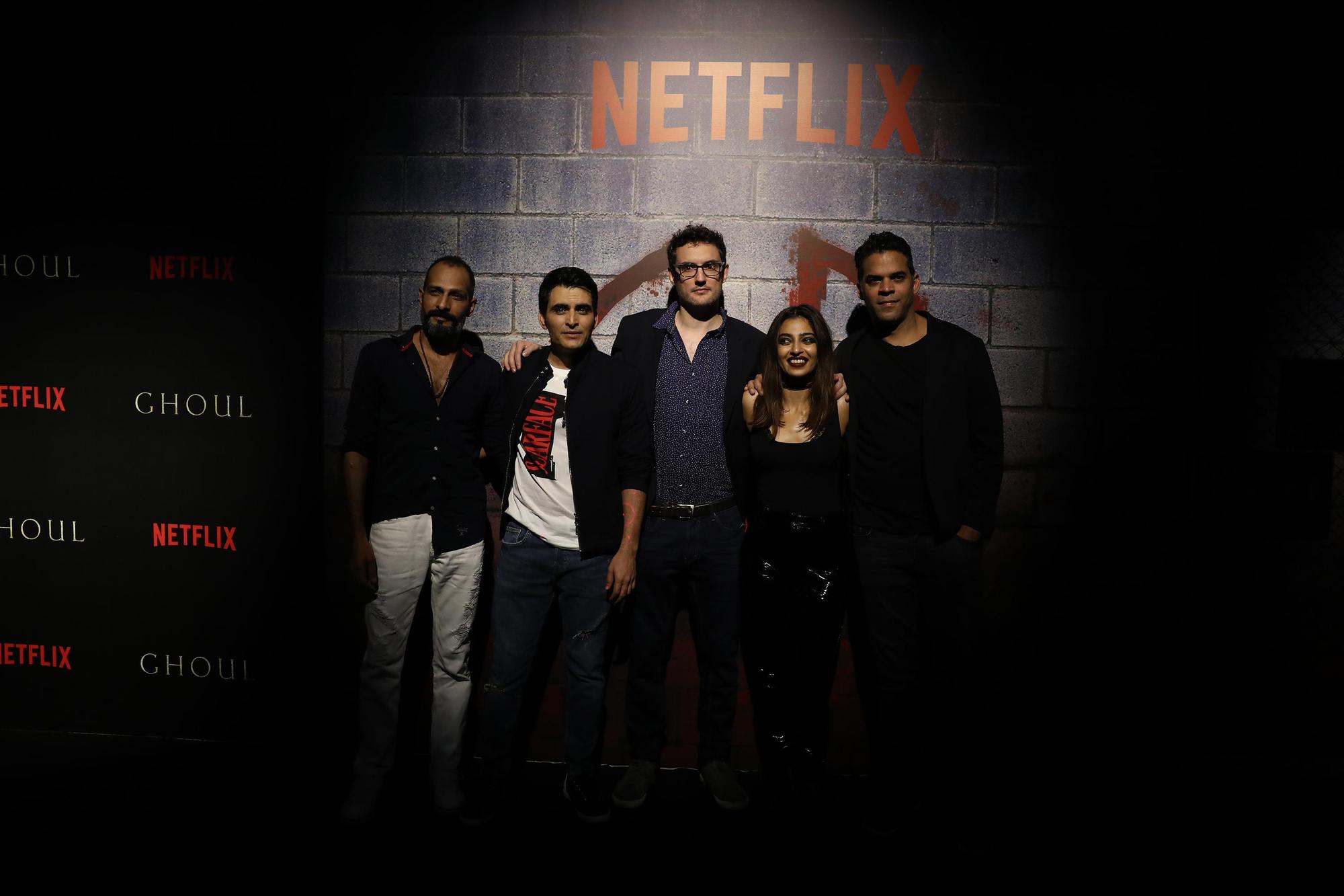 製片傑森布魯帶著演員出席孟買首映。（Netflix提供）
