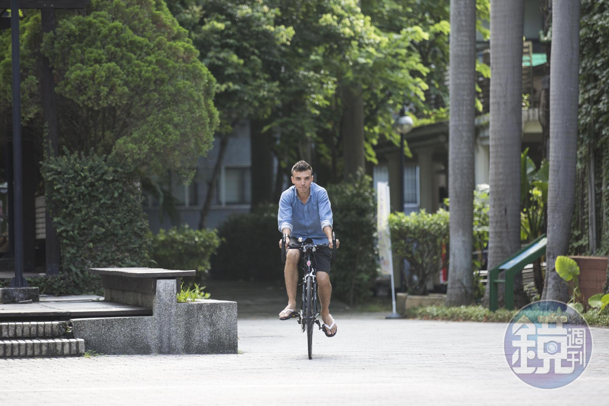 伊拉克庫德族人易馬丁說,在中東,人們都不喜歡運動也不騎腳踏車,來台灣後,他去上課、打工都騎腳踏車。
