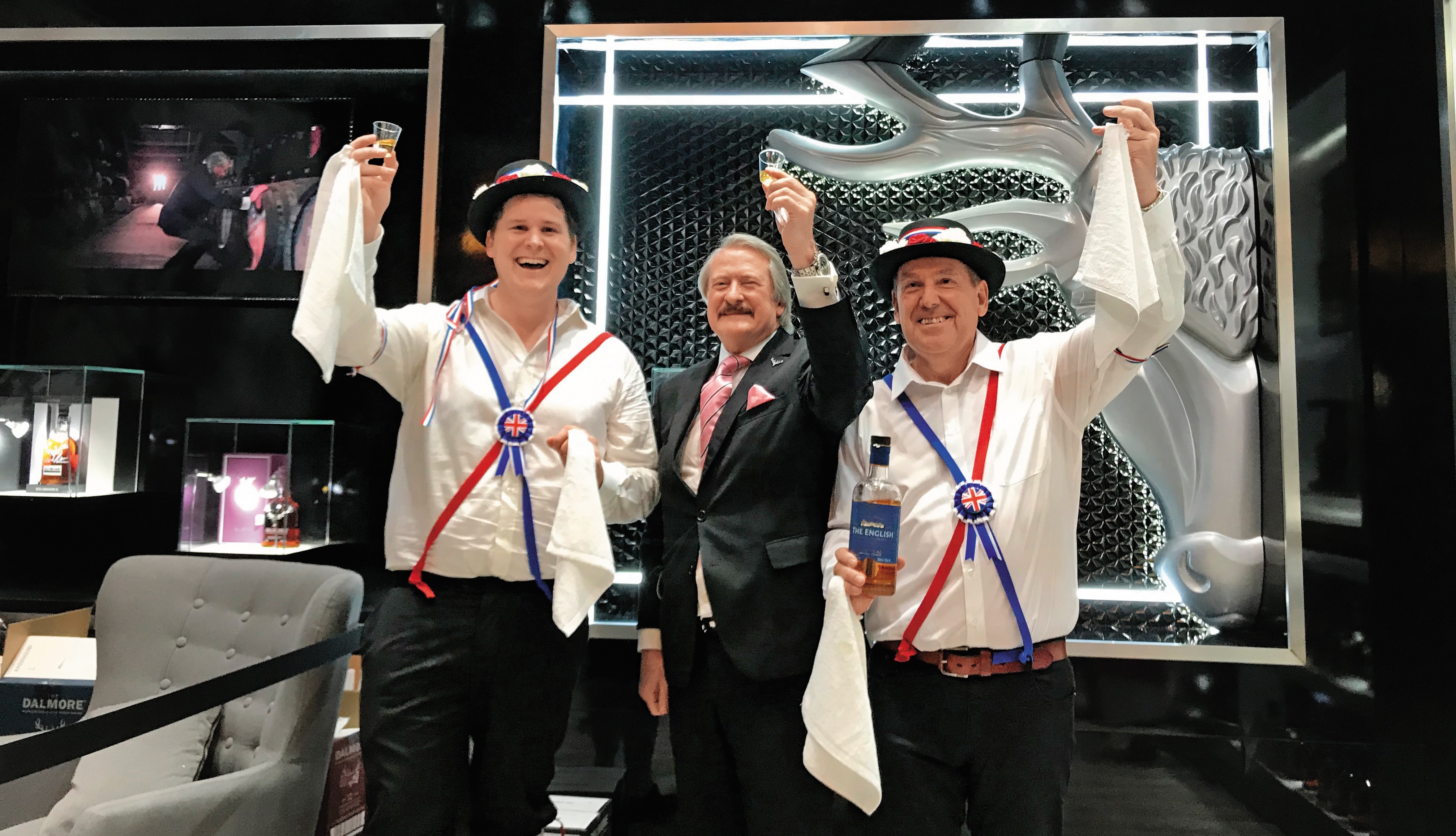 懷特馬凱集團的首席釀酒師理查派特森（中），與穿著英國傳統服飾的酒展創辦人Notman父子，歡呼酒展成功。