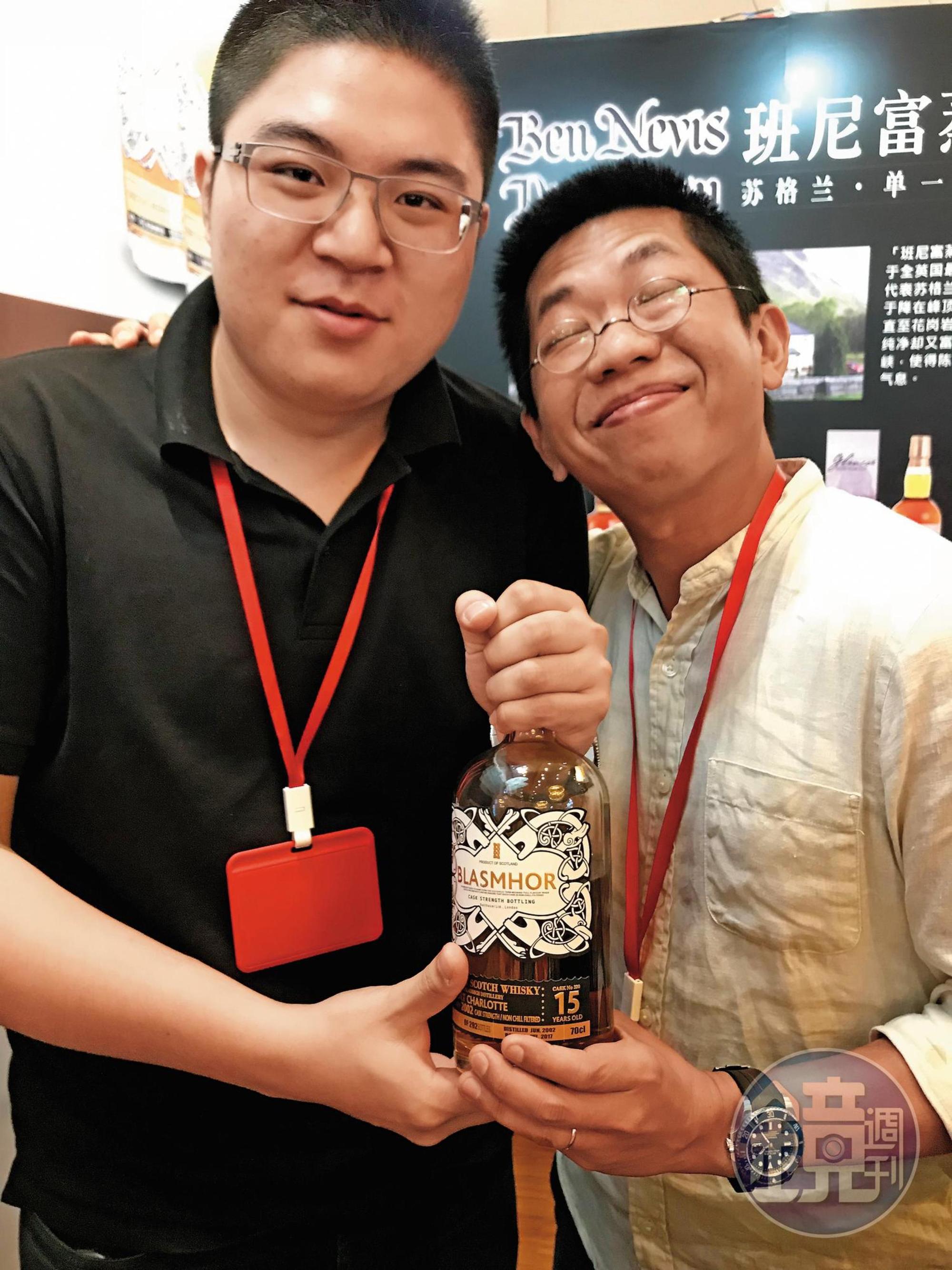 威仕摩這幾年在大陸打開名氣,背後操盤人Jim(左),得意地拿著15年前他蒸餾裝瓶的酒。