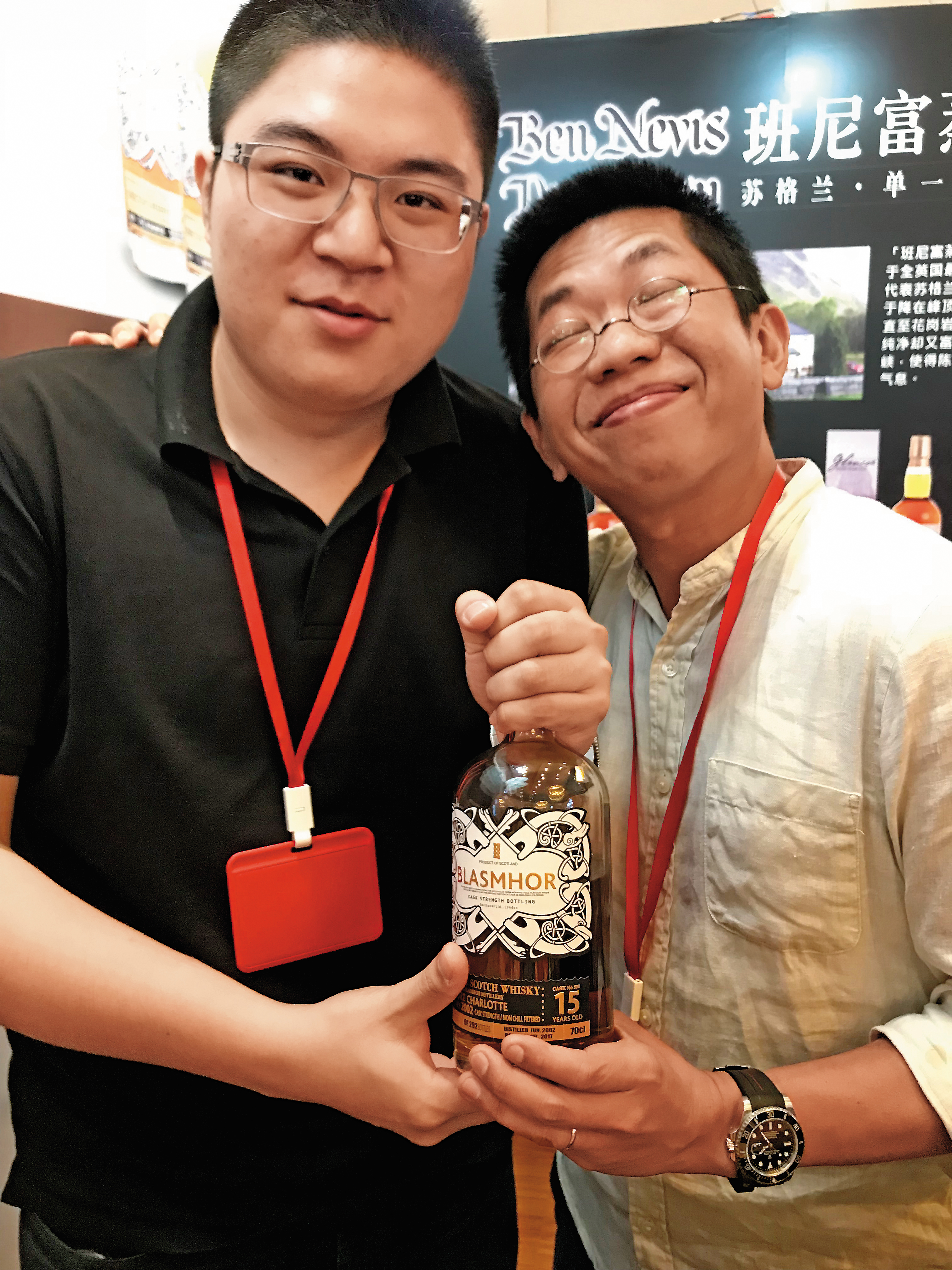 威仕摩這幾年在大陸打開名氣,背後操盤人Jim(左),得意地拿著15年前他蒸餾裝瓶的酒。