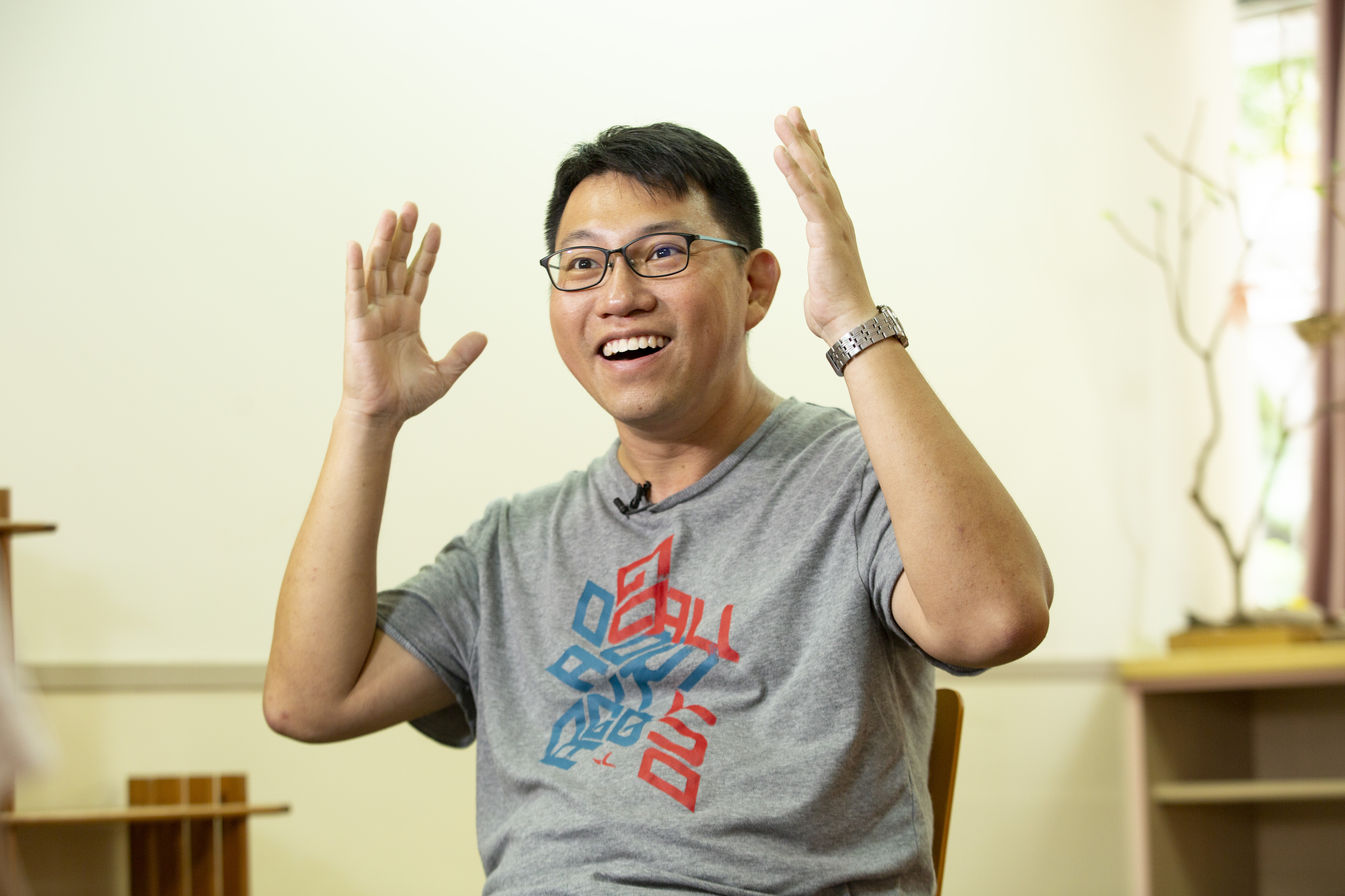 羅鎮祺的女兒不適應香港高壓的教育環境，聽聞台灣的華德福教育系統，帶著太太和三個孩子一起到台南定居，最羨慕台灣有多元的教育選擇。