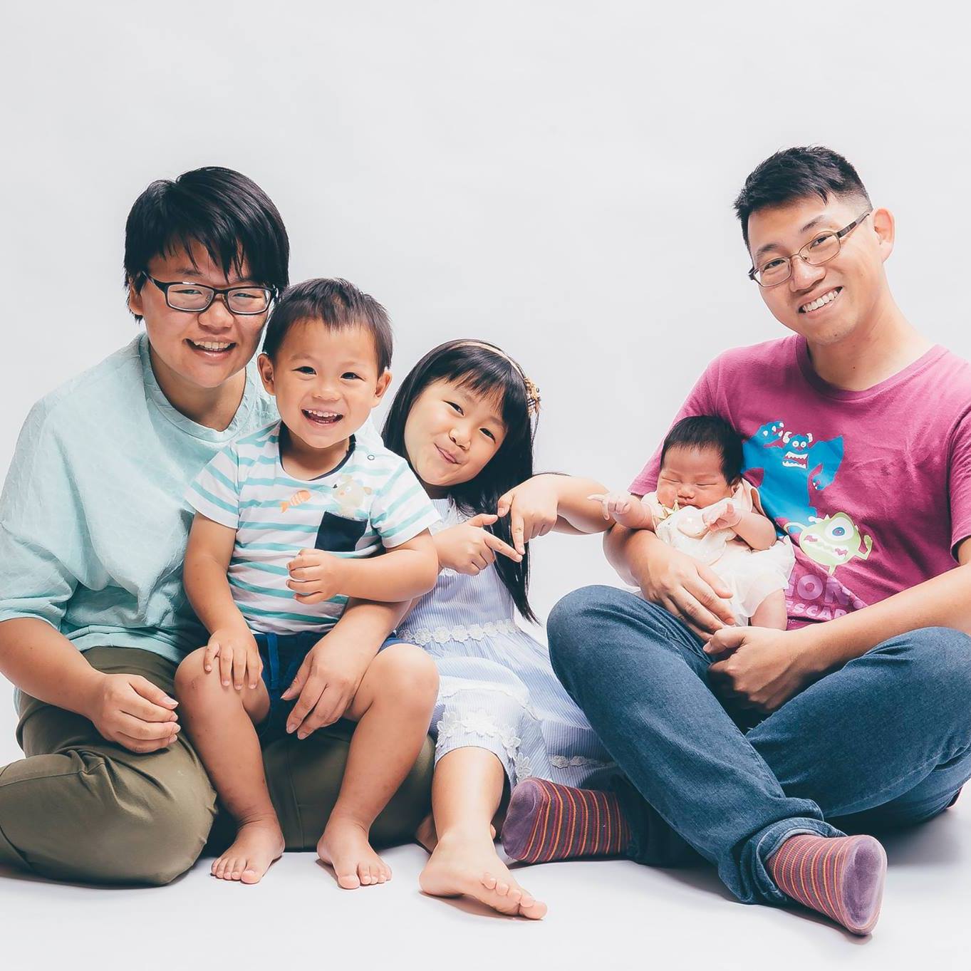 羅鎮祺（右一）一家五口合照，他在台灣念大學時，認識了也從澳門到台灣求學的太太Amanda（左一），畢業後在香港結婚，卻又在大女兒升小一時決定到台灣定居，年底還能參與期待的九合一投票。（羅鎮祺提供）