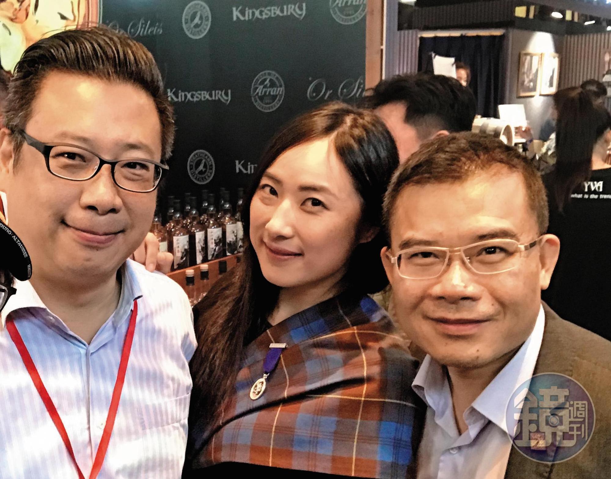 台灣酒界向以威士忌知識深厚著稱,因此有許多能言善道、博通古今的威士忌品牌大使,遇上對岸大型威士忌展,不論跨海支援或觀摩學習,台灣大使都飛越台灣海峽在此聚首。左起為帝仕德品牌大使Jackie、Spey品牌大使Lolly、LVMH品牌大使Murray。