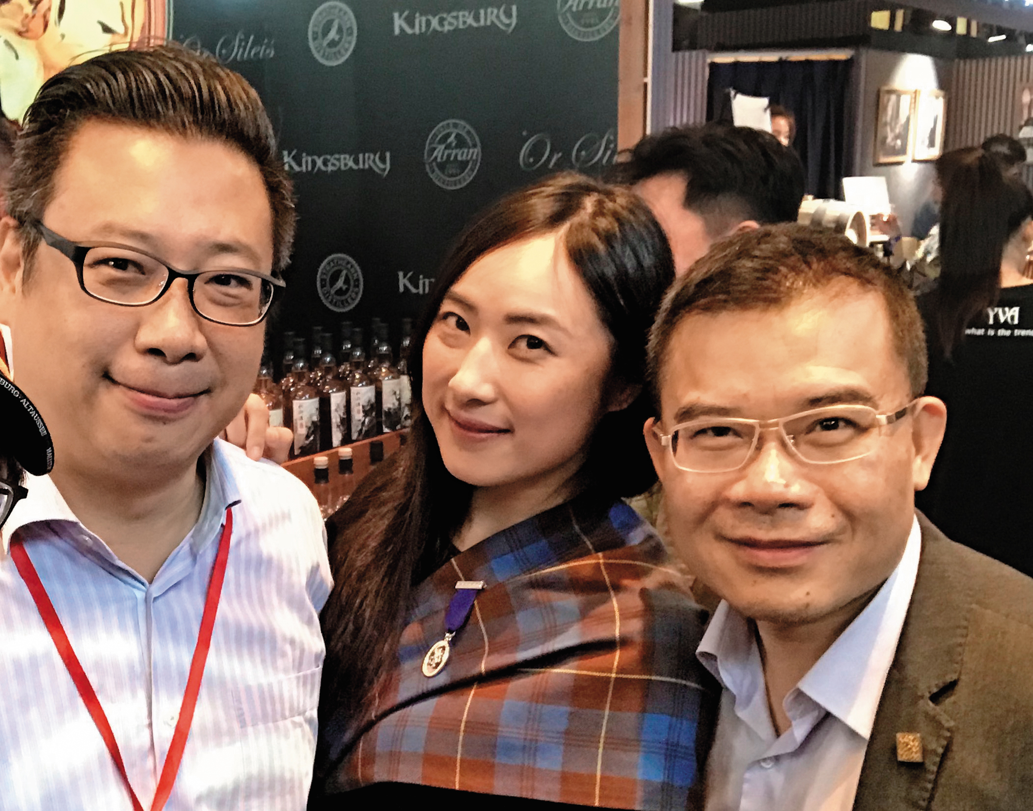 台灣酒界向以威士忌知識深厚著稱,因此有許多能言善道、博通古今的威士忌品牌大使,遇上對岸大型威士忌展,不論跨海支援或觀摩學習,台灣大使都飛越台灣海峽在此聚首。左起為帝仕德品牌大使Jackie、Spey品牌大使Lolly、LVMH品牌大使Murray。