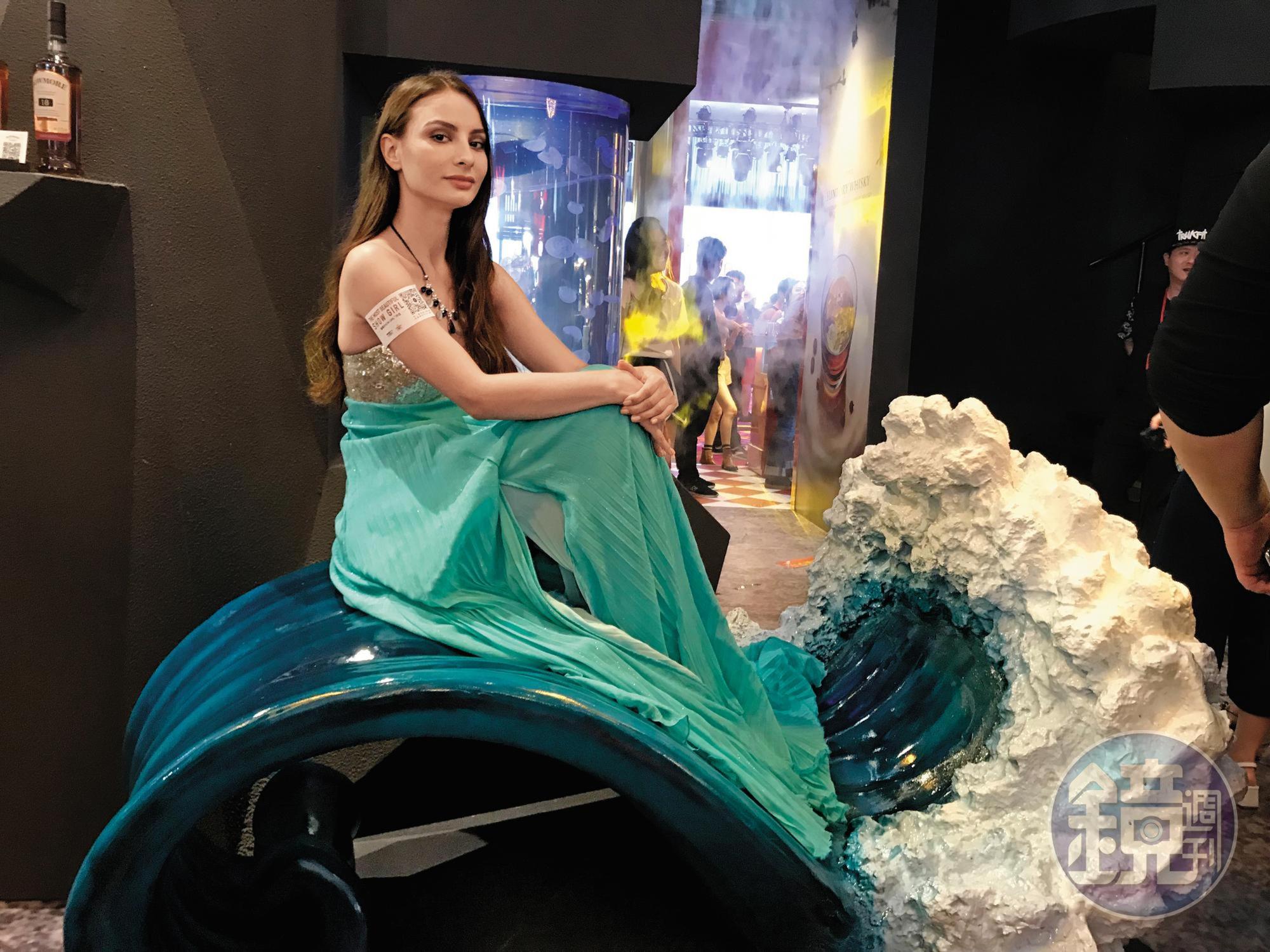 打扮成海洋女神的洋妞魔豆,吸引不少目光。