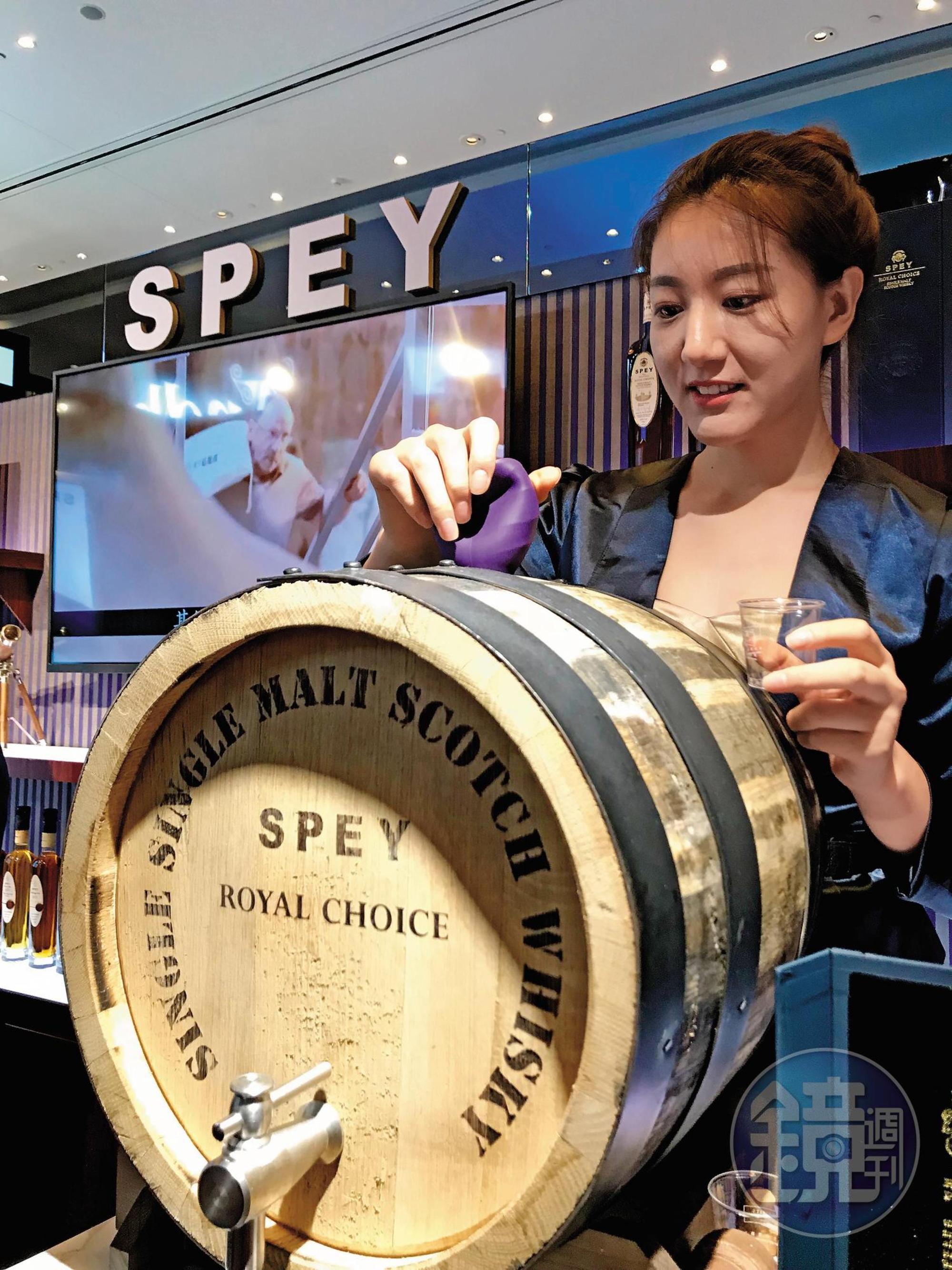 桶邊試飲不一定要在酒窖,也可以在酒展上,SPEY就讓大家試飲「英皇倫敦塔合作限量酒」。