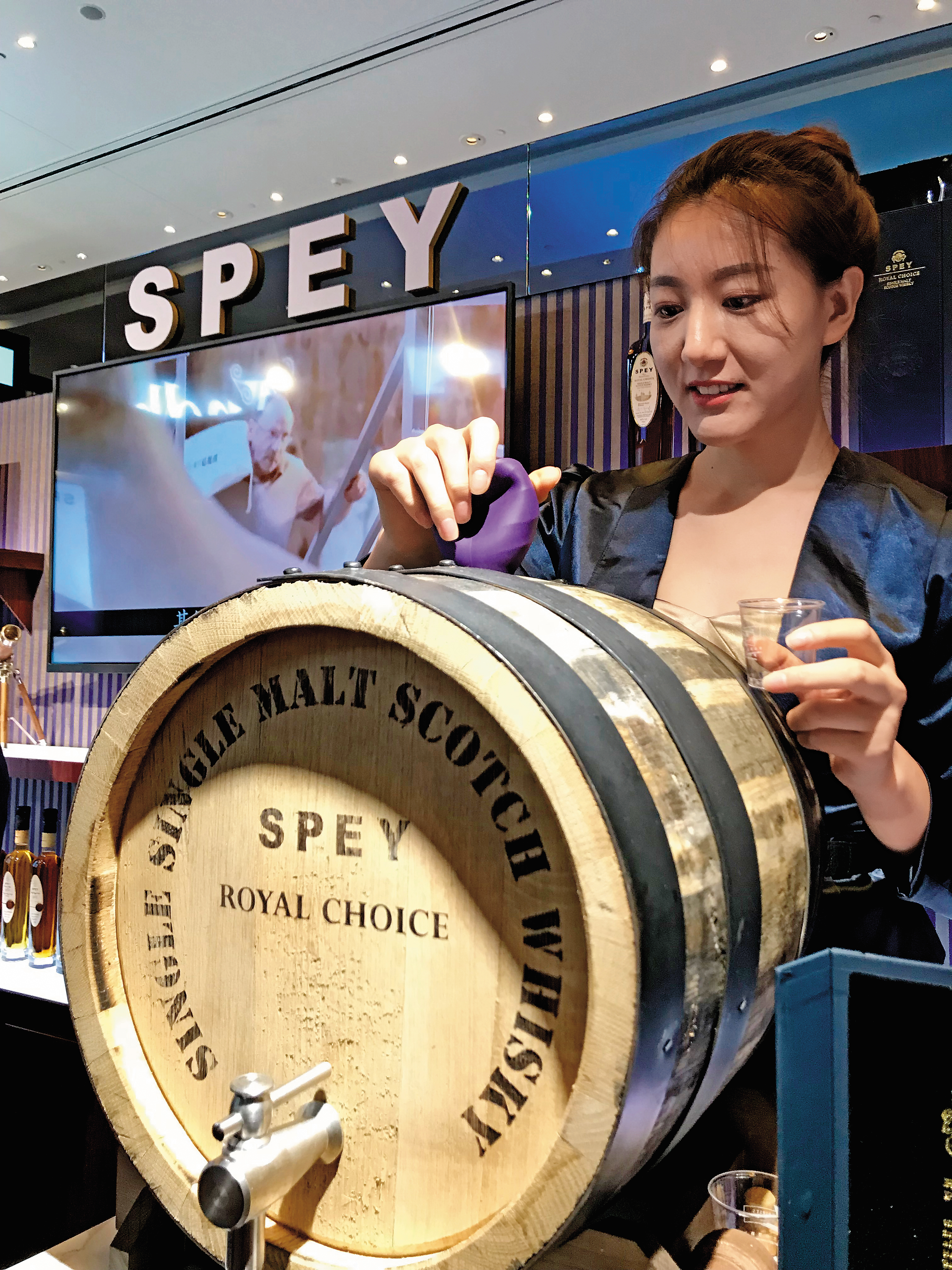 桶邊試飲不一定要在酒窖,也可以在酒展上,SPEY就讓大家試飲「英皇倫敦塔合作限量酒」。