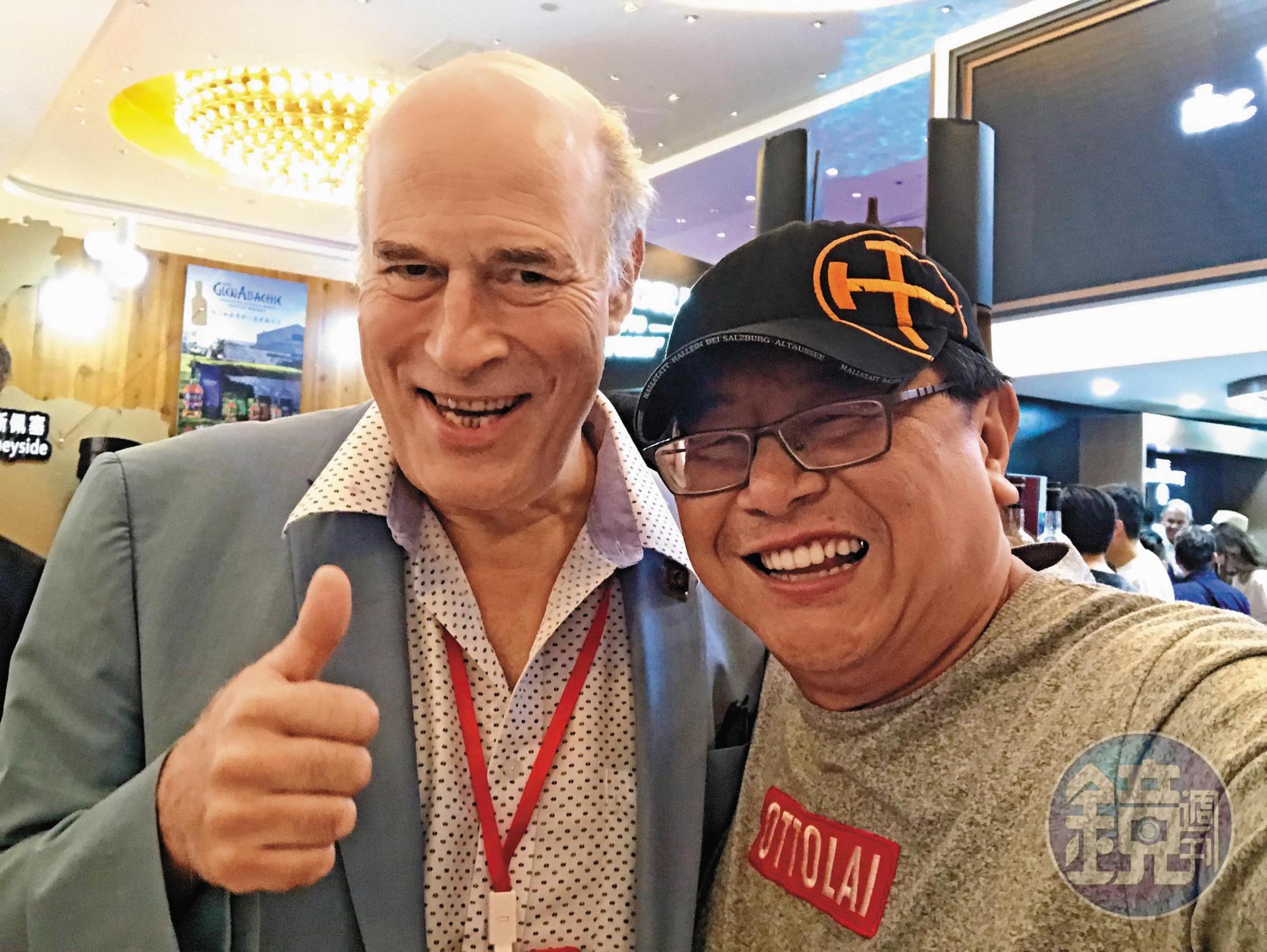 左為山富貿易代理的黑蛇Black Ladder裝瓶廠老闆Robin Tucek,他過去是專寫威士忌報導的記者,退休後成了獨立裝瓶商。