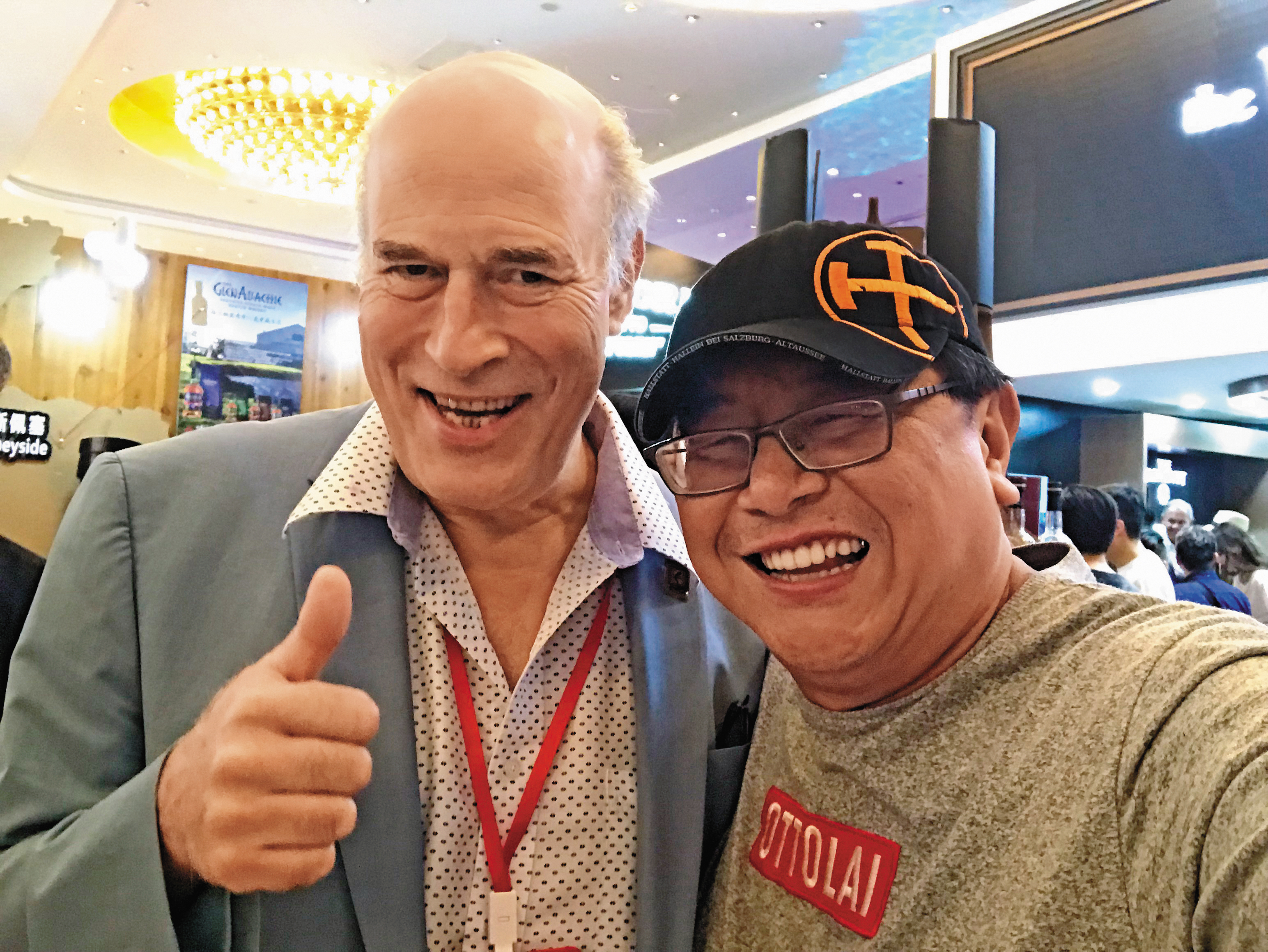 左為山富貿易代理的黑蛇Black Ladder裝瓶廠老闆Robin Tucek,他過去是專寫威士忌報導的記者,退休後成了獨立裝瓶商。