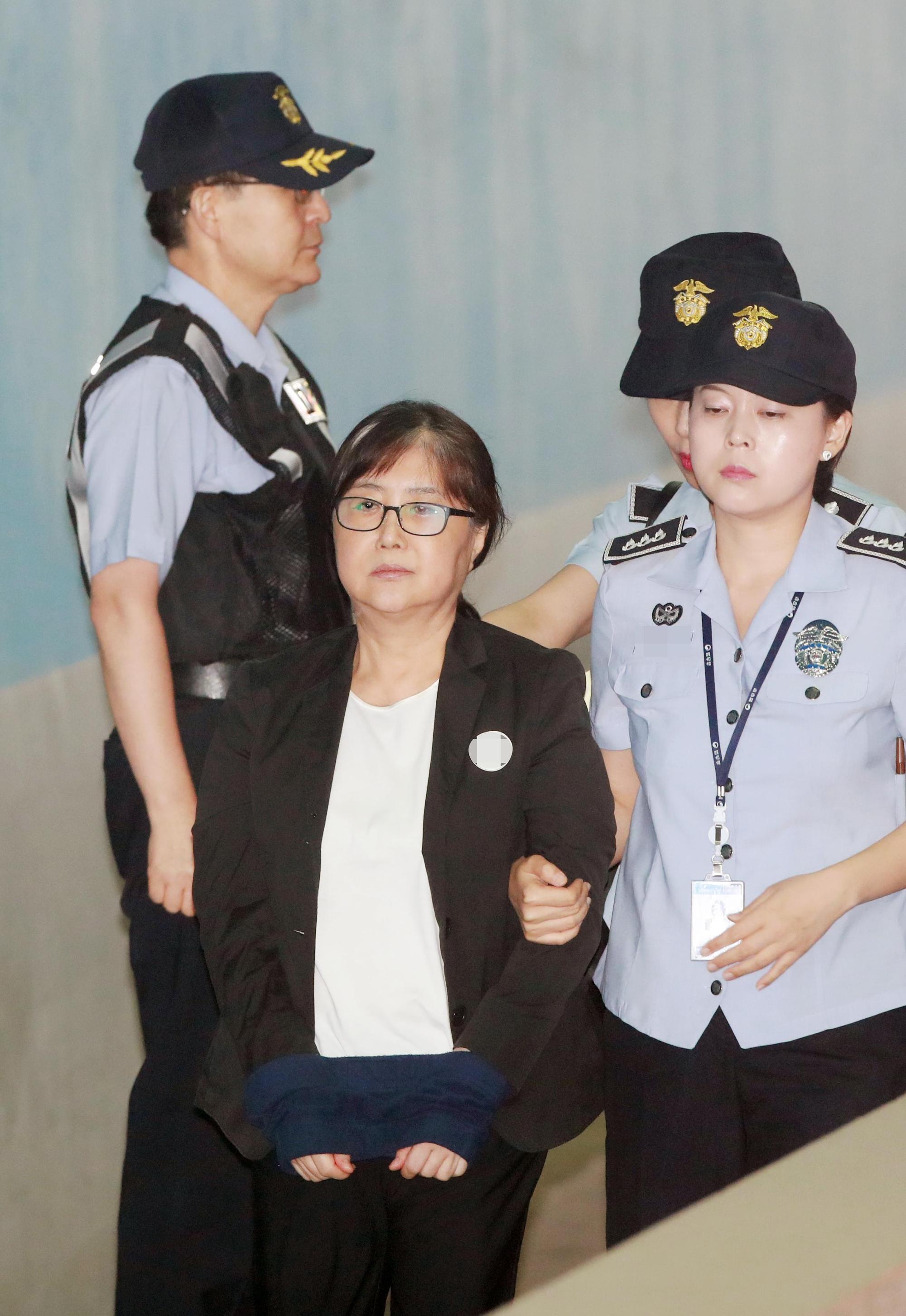 朴槿惠密友崔順實(前左)遭控濫用權力、欺詐未遂及強迫等罪,一審時被判處20年有期徒刑,法院接下來也將對她進行二審宣判。(東方IC)
