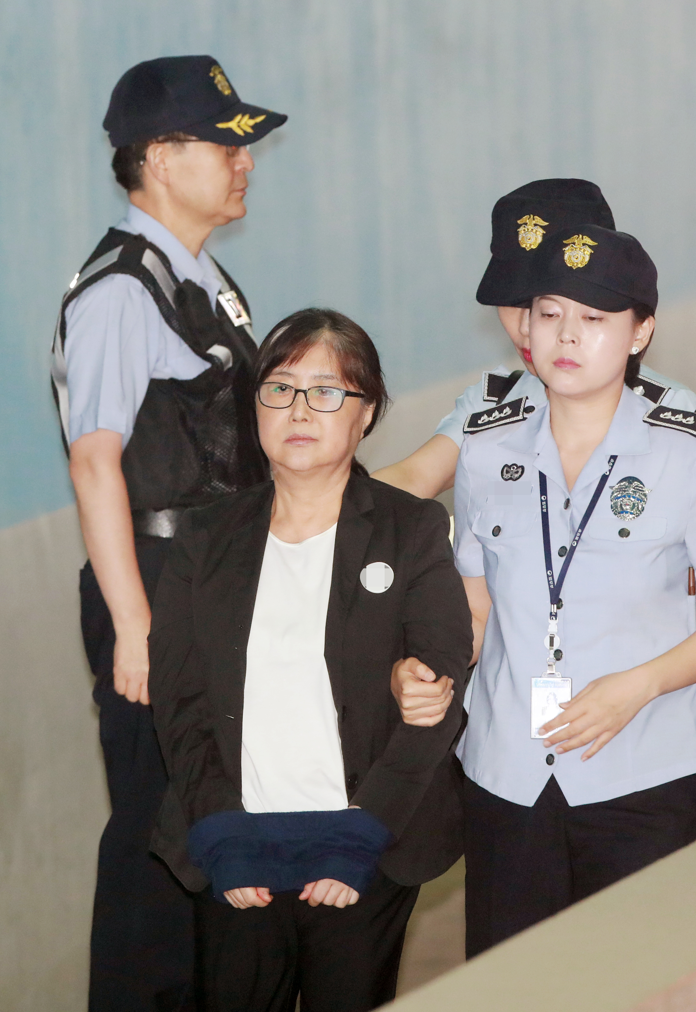 朴槿惠密友崔順實(前左)遭控濫用權力、欺詐未遂及強迫等罪,一審時被判處20年有期徒刑,法院接下來也將對她進行二審宣判。(東方IC)