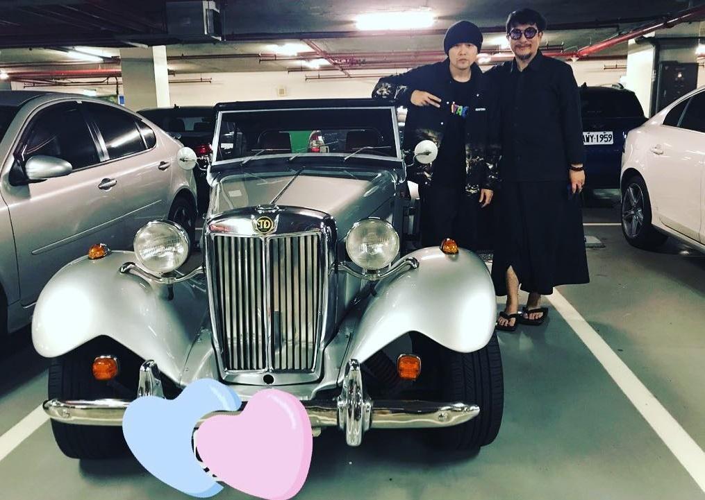 周杰倫看到一輛帥氣的古董車，跟隨至車主的地下室要求合照。（翻攝自周杰倫IG）