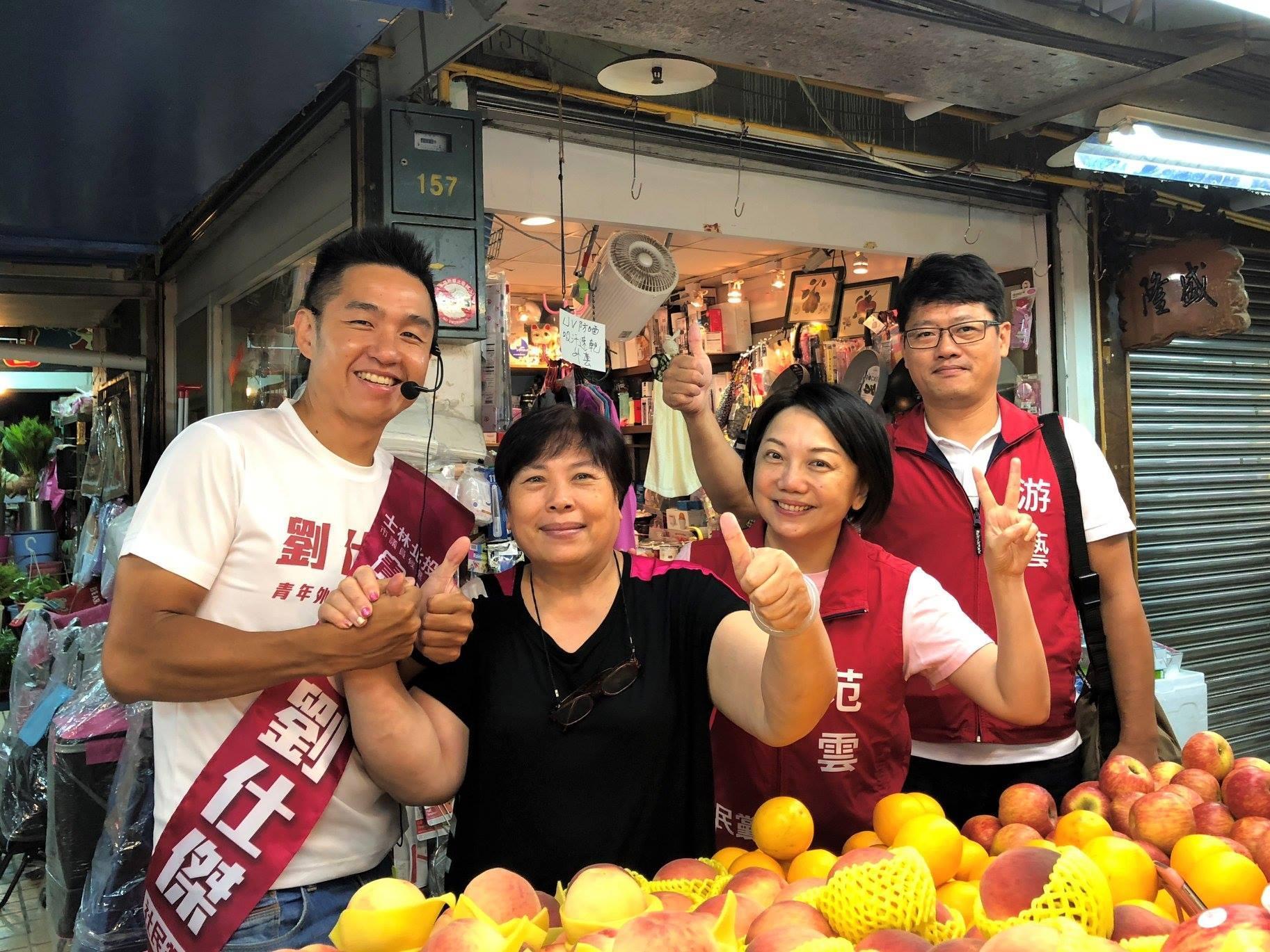 原本有意參選台北市長的社民黨召集人范雲（右2），因無法籌到參選保證金200萬元，昨（23日）深夜在臉書宣布退出台北市長選舉。（翻攝自范雲臉書）