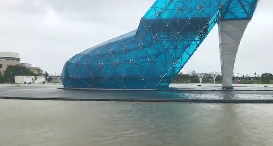 知名觀光景點嘉義布袋高跟鞋教堂，也因為淹水全泡在水裡。（翻攝網路）