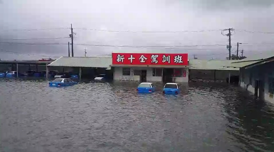 嘉義一家駕訓班的20輛車來不及開走,一夜豪雨全泡在水裡,業者叫苦連天。(翻攝網路)