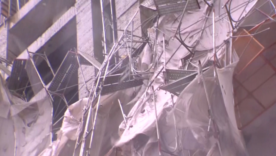 檢警發現大樓鷹架部分纏繞圈數不足，才會導致底擋不住強風，突然掉落。（警消提供）