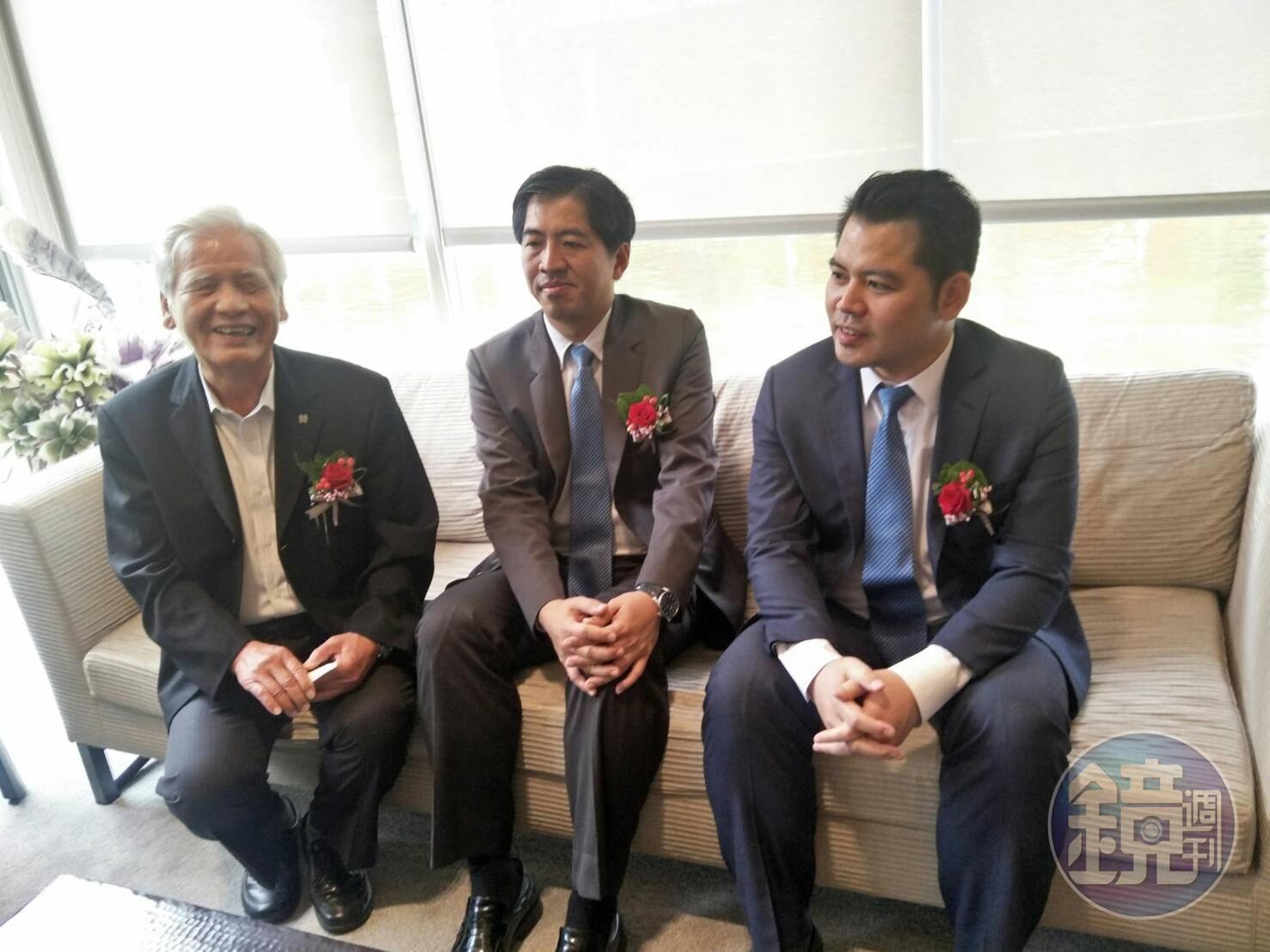 長虹建設父子三人同台為自家都更案「忠孝詠吉」站台。以左至右為：李文造、李耀中、李耀民。