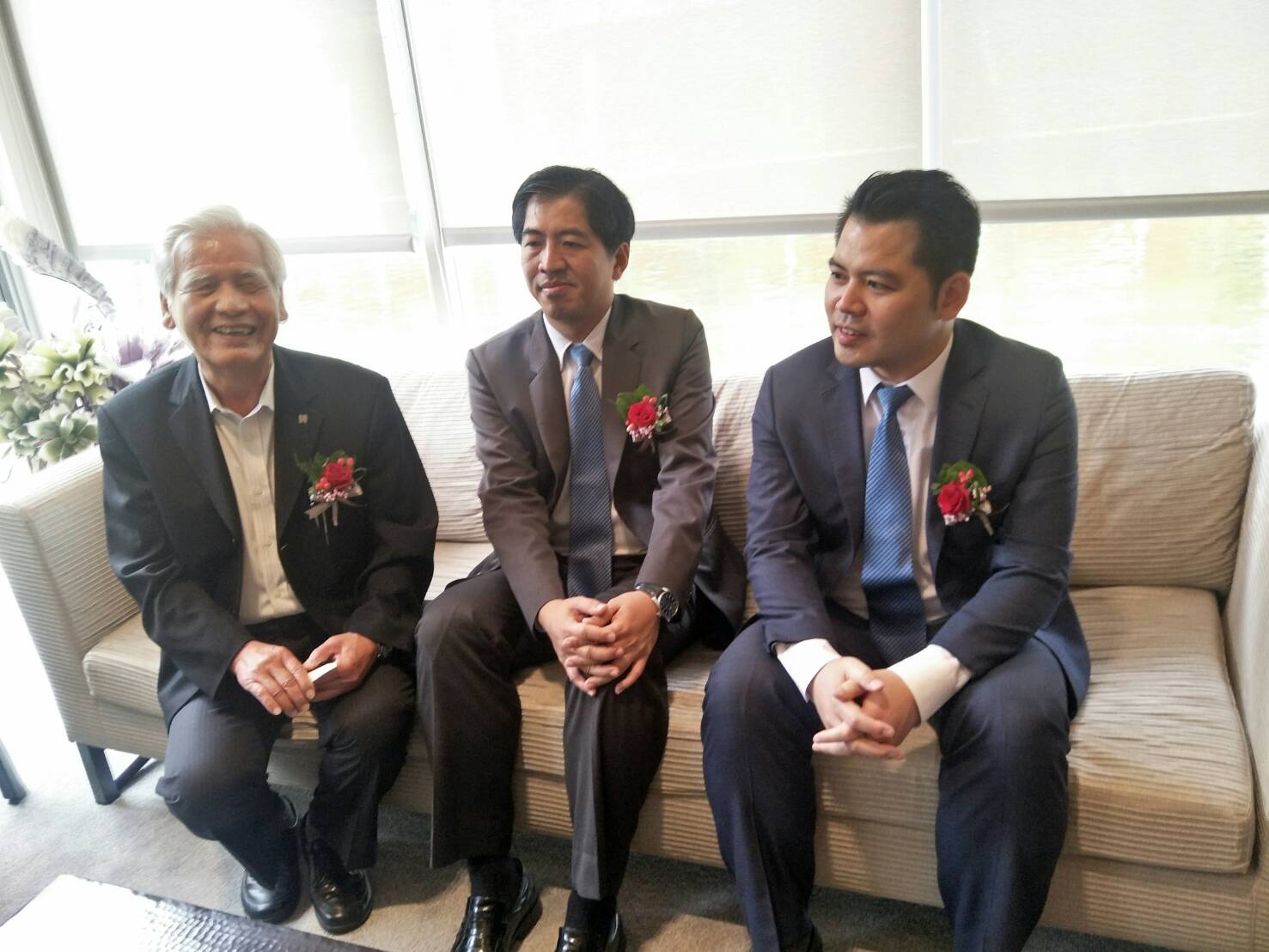 長虹建設父子三人同台為自家都更案「忠孝詠吉」站台。以左至右為：李文造、李耀中、李耀民。