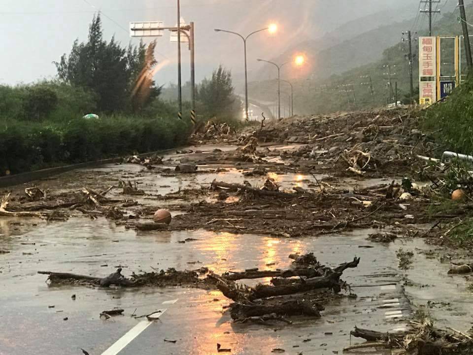 台26線竹坑路段遭土石流覆蓋中斷,造成通往恆春交通受阻。(翻攝網路)