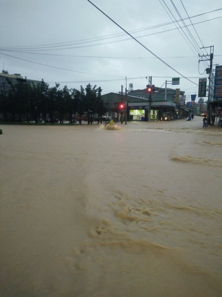 網友PO出屏東多處淹水,民眾卻要上班課,汽機車冒險涉水經過,抱怨連連。(翻攝網路)