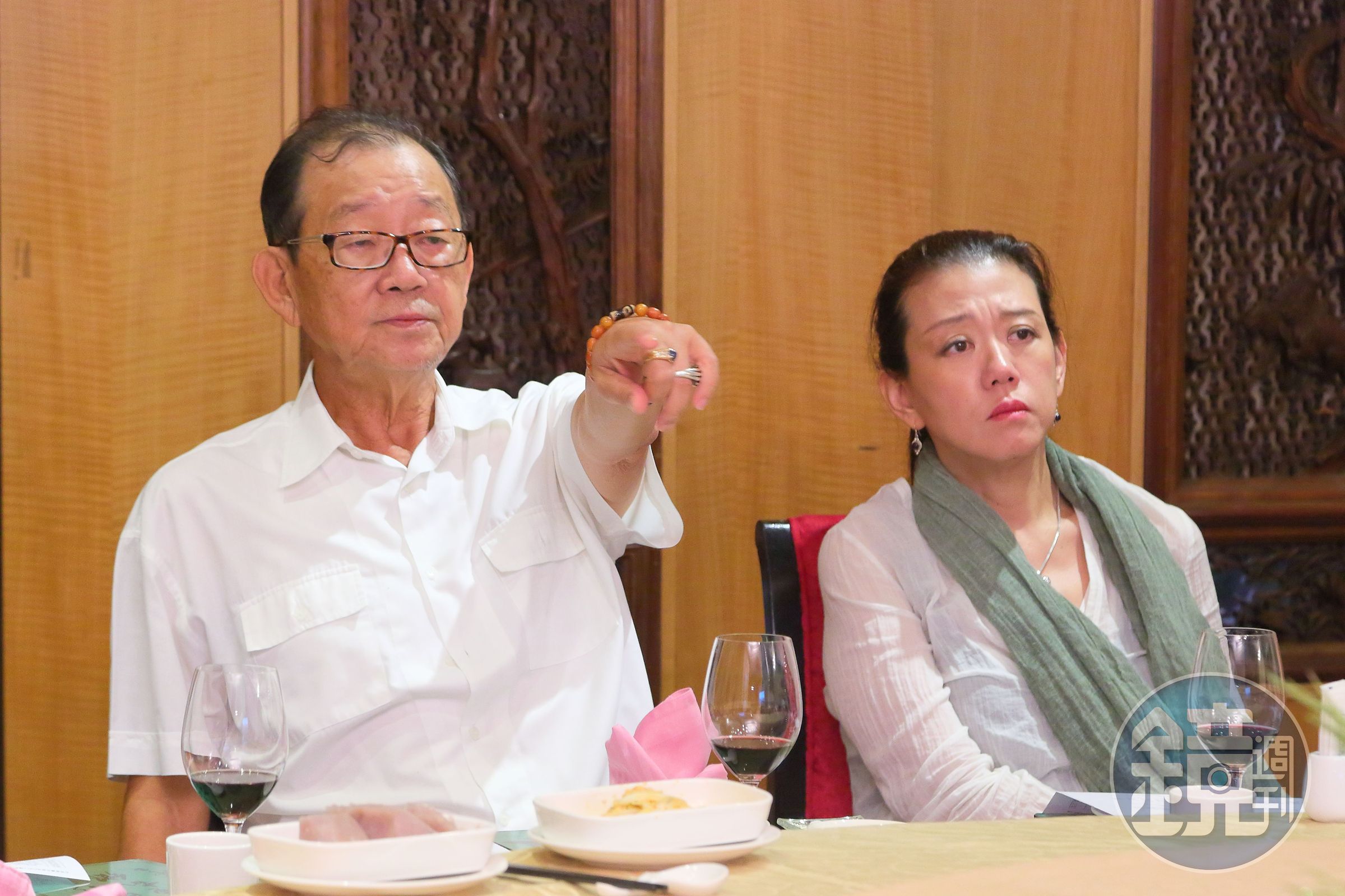 邱復生（左）要將台開新埔雲夢山丘園區打造成台灣的輕井澤。右為邱復生女兒、台開總經理邱于芸。（台開集團提供）