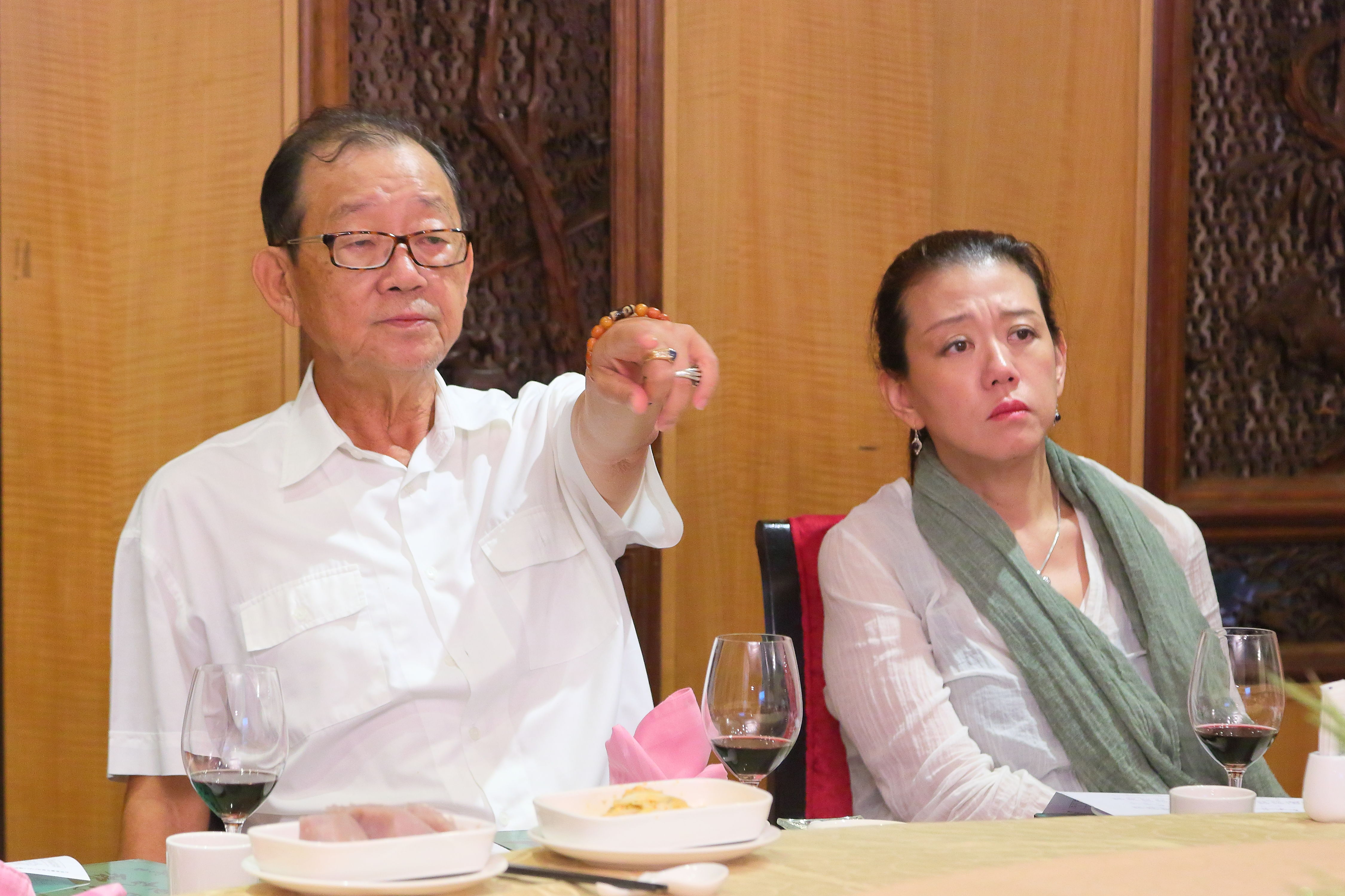 邱復生（左）要將台開新埔雲夢山丘園區打造成台灣的輕井澤。右為邱復生女兒、台開總經理邱于芸。（台開集團提供）