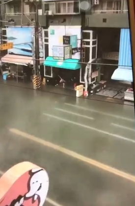 台南也淹水，民眾苦中作樂，跳水坑游泳。（翻攝自爆料公社）