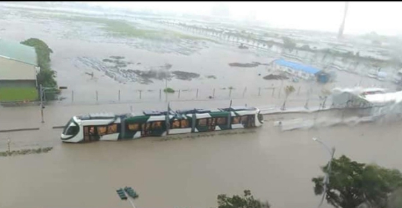 高雄輕軌也被泡在水裡，成了水中電車。（翻攝自爆料公社）