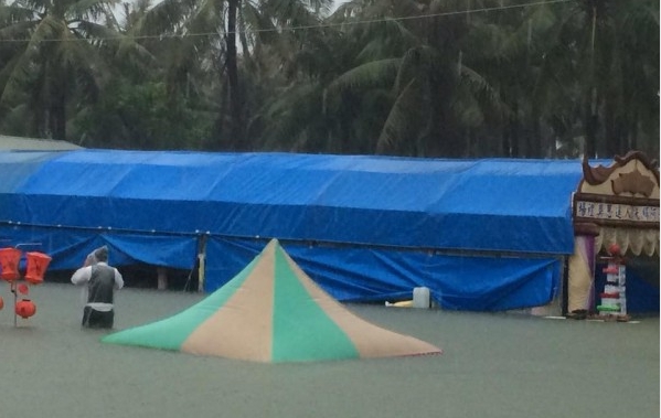 暴雨讓靈堂也遭殃，半淹在水裡，導致追思告別式根本無法進行。（翻攝自爆料公社）