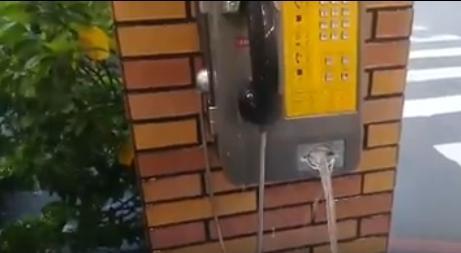 暴雨襲擊南台灣,連公用電話也狂吐水。(翻攝自爆料公社)