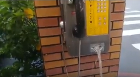 暴雨襲擊南台灣，連公用電話也狂吐水。（翻攝自爆料公社）