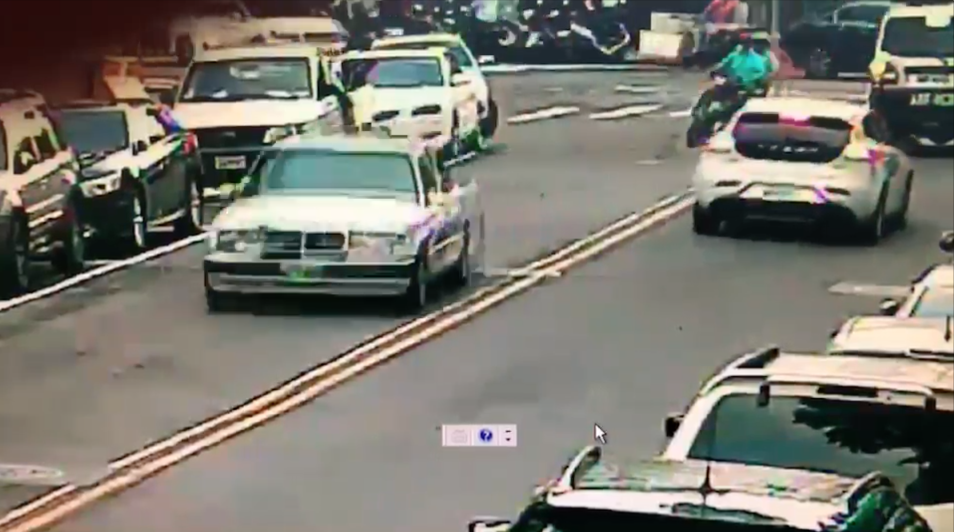 白色賓士車在攻擊工地福利社後，逃逸的畫面遭路口監視器錄下。（警方提供）