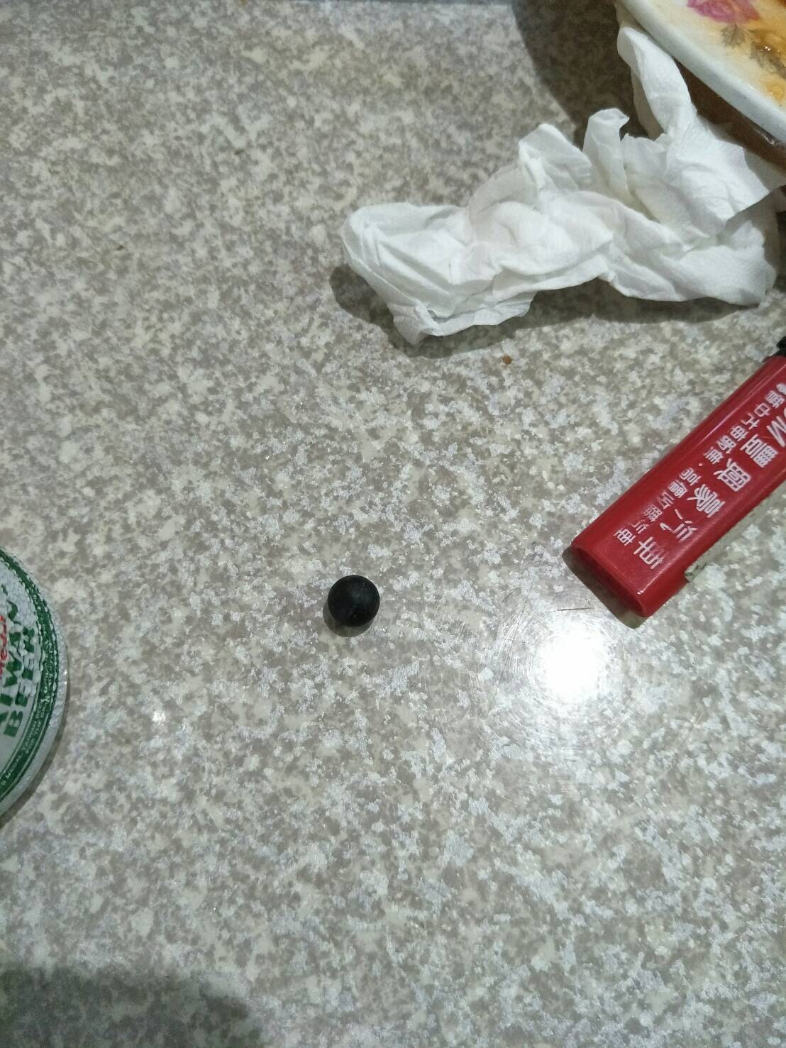 現場留下的擊發後的黑色BB彈。（警方提供）