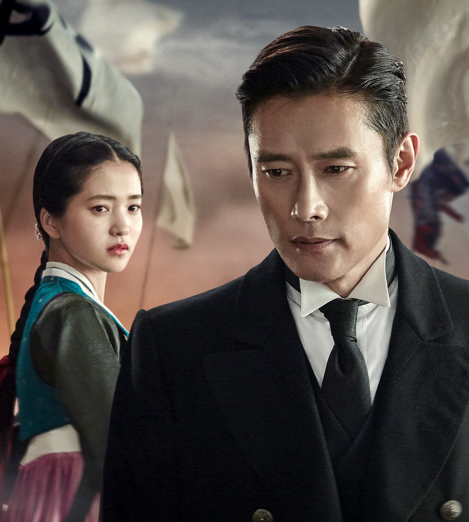 李炳憲（右）、金泰梨在《陽光先生》中，完美演繹了一段亂世中無法隨心所欲的悲涼戀情。（NETFLIX提供）