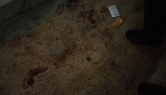 現場血跡斑斑,林男持刀求前女友復合不成遷怒並刺傷大伯。(警方提供)