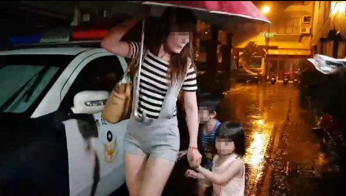 遇上恐怖情人嗆要報復,黃女帶著一對子女在警方的保護下搬離住所。(警方提供)