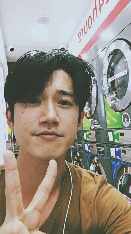 吳慷仁在香港長留一個月學廣東話,還要自己拿衣服到自助洗衣店洗。(翻攝自吳慷仁臉書)