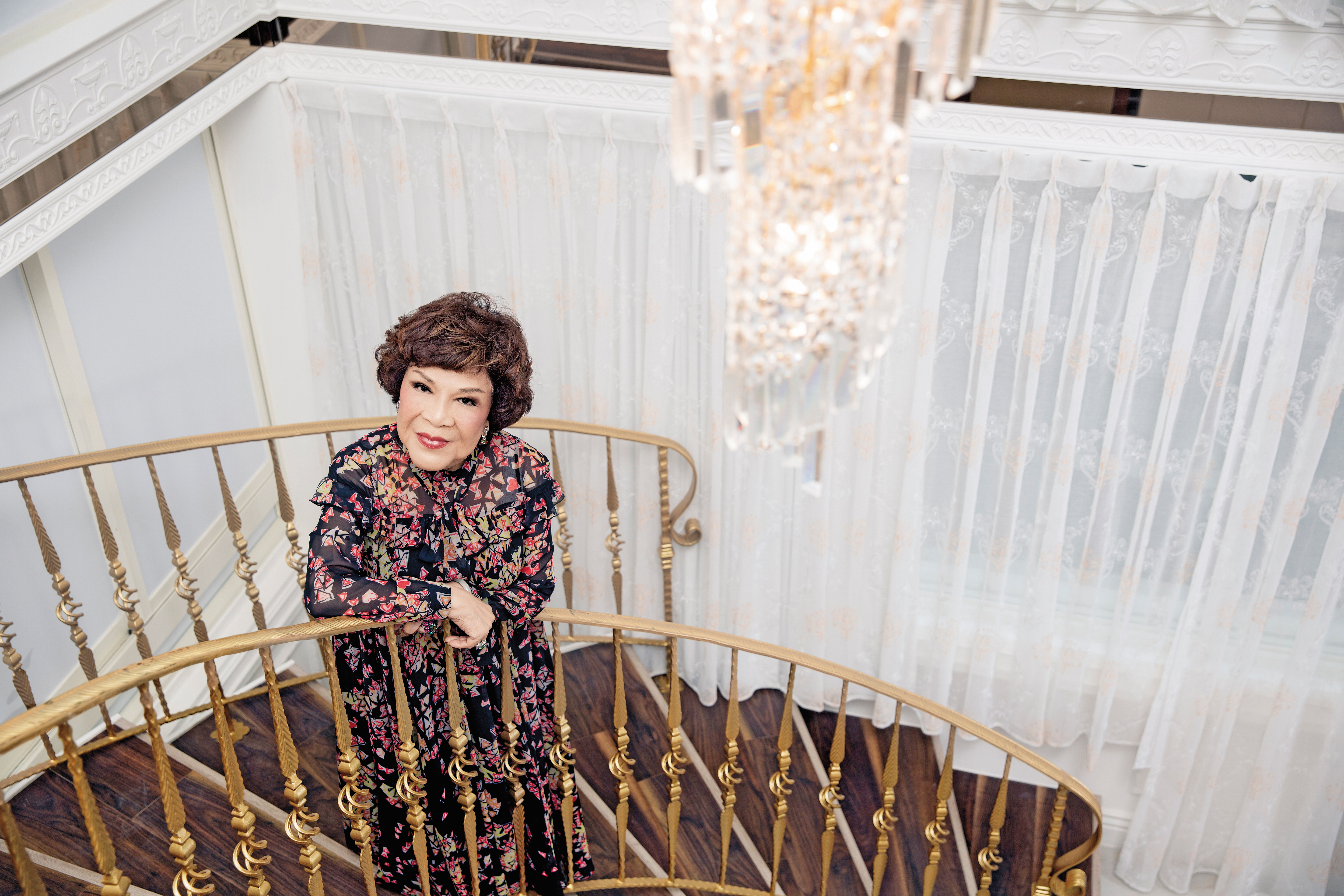 演舞台劇要讓觀眾目不轉睛，製作電視劇就是要衝到收視率第一，周遊人生的每件事情都是霸氣。