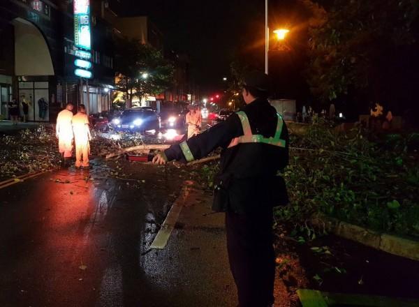 警方冒雨移除路樹,附近民眾皆稱:「讚」!(警方提供)