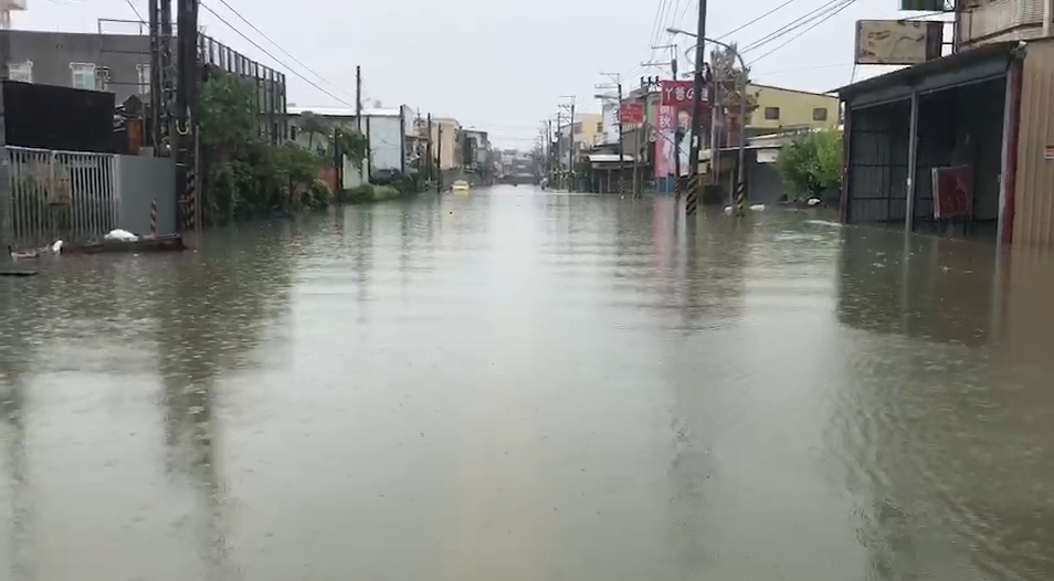 岡山地區多處淹水災情嚴重，嘉義甚至還有豬農的豬隻大量被淹死，損失難以估計。（翻攝網路）