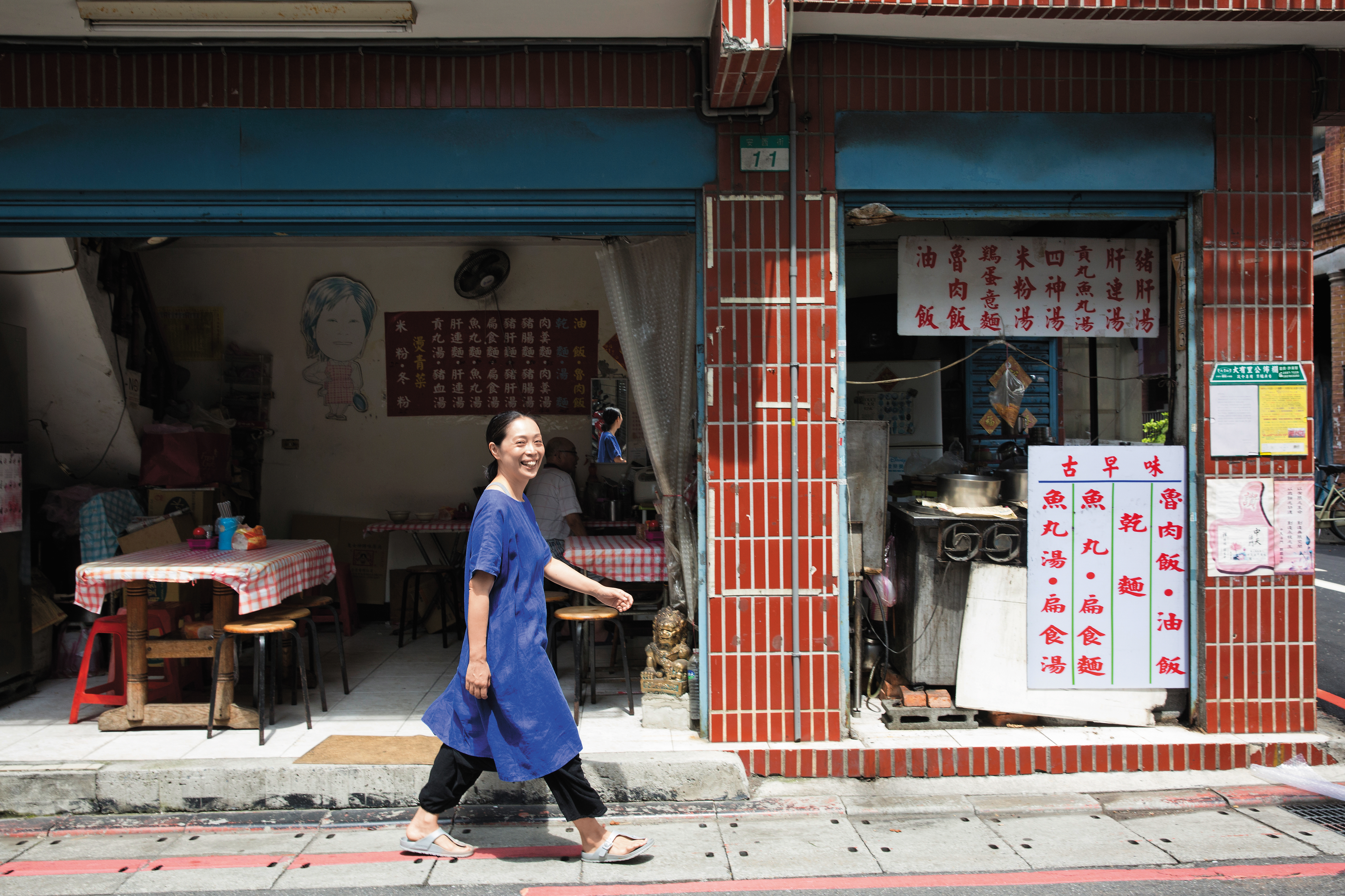 青木由香來台多年，她喜歡鑽進台灣的巷子裡，愛看台北橋下來的機車瀑布。