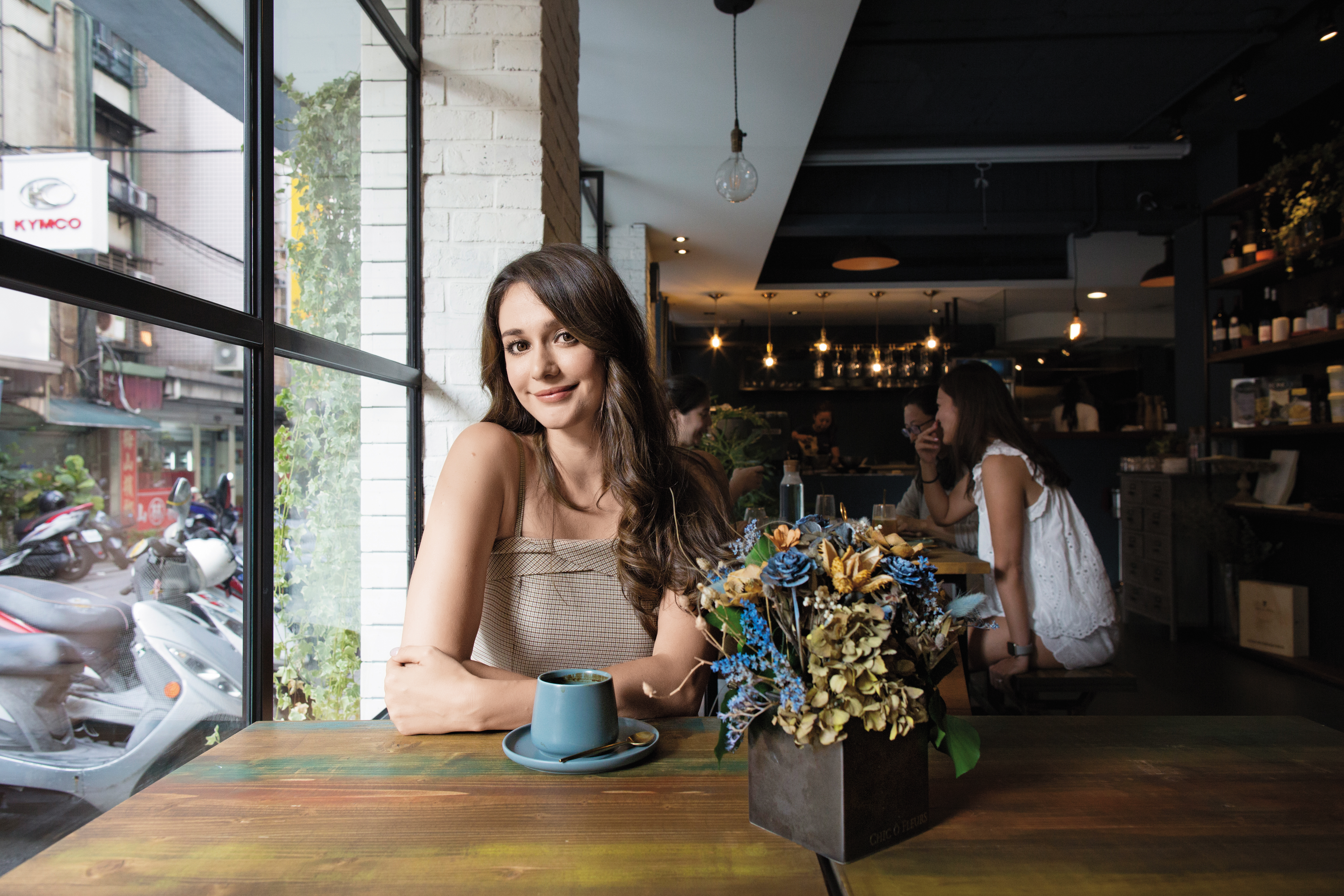 瑞莎去過世界各地，但她認為台灣的風景最美。在台灣開車，一邊是綠山、一邊是大海，就像在電影裡一樣。