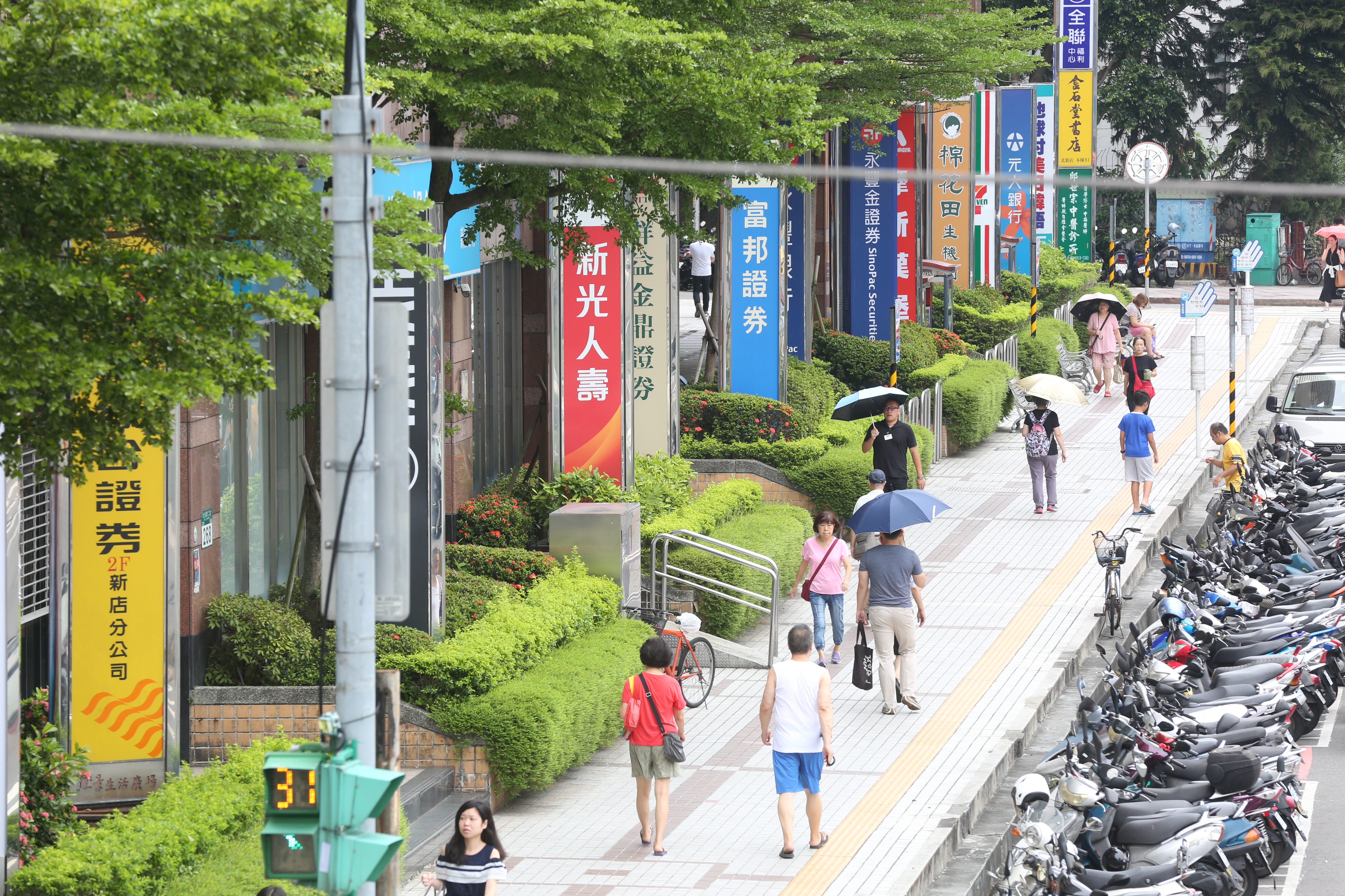 中美貿易戰持續延燒，市場觀望氣氛濃，建議以防禦性類股如金融、傳產等為主要佈局。