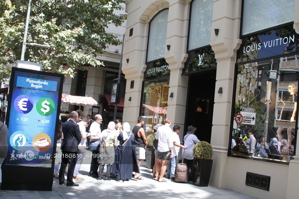 8月中土耳其伊斯坦堡的街道上，聚集了大批觀光客搶買精品，原因是土耳其貨幣里拉大貶，買精品很划算。（東方IC）