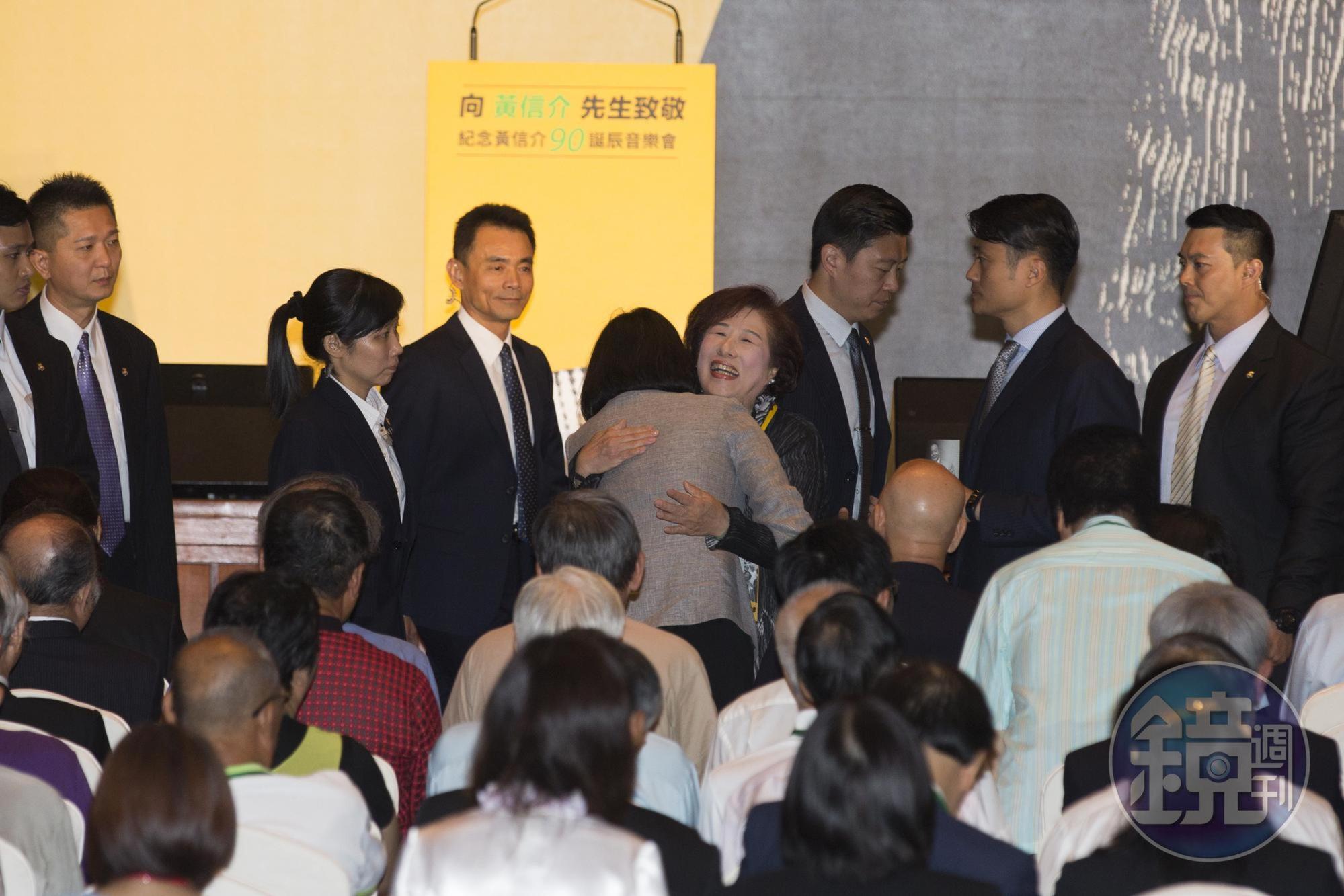 蔡英文進場時，與黃信介的弟媳、前立委藍美津擁抱。