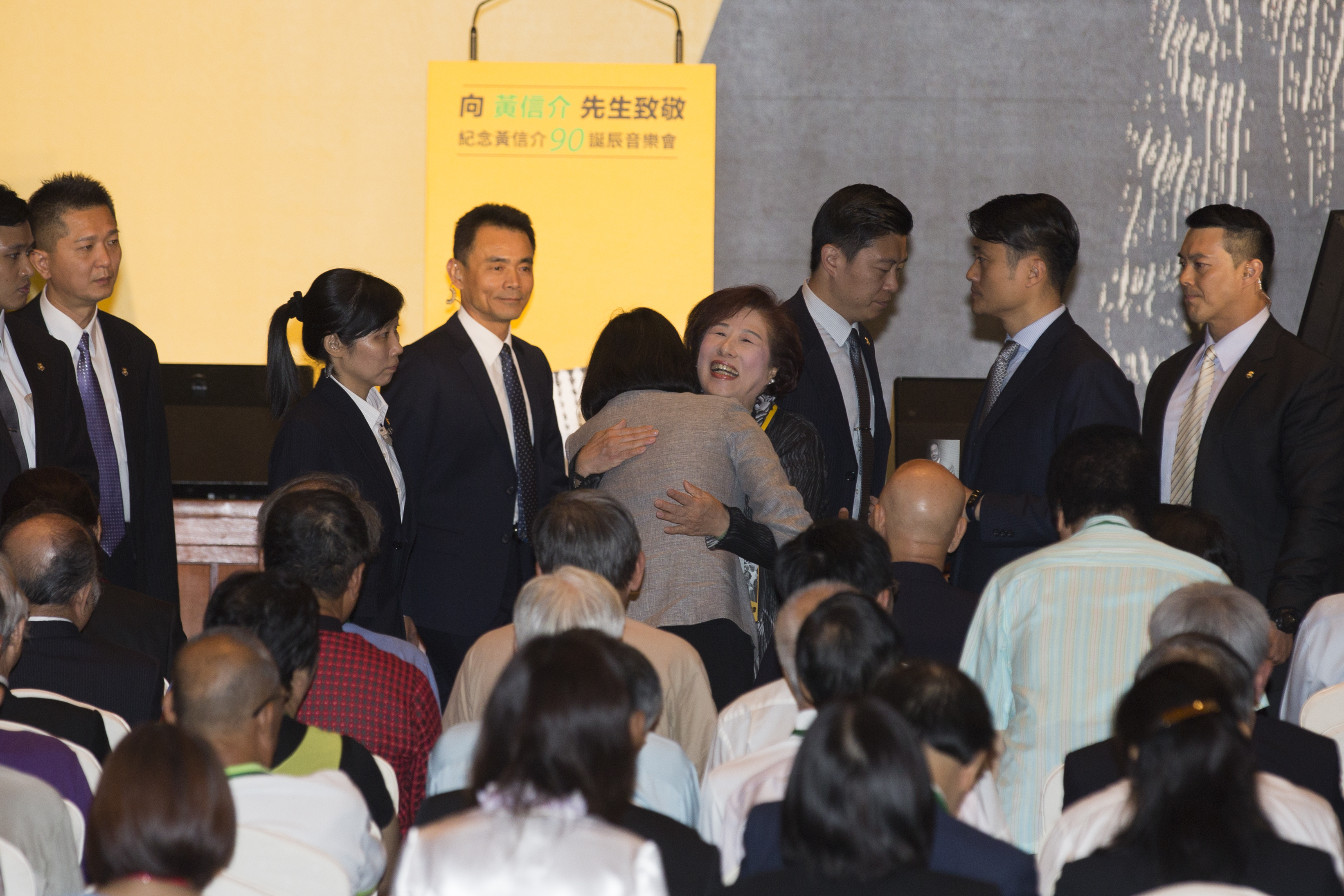 蔡英文進場時,與黃信介的弟媳、前立委藍美津擁抱。