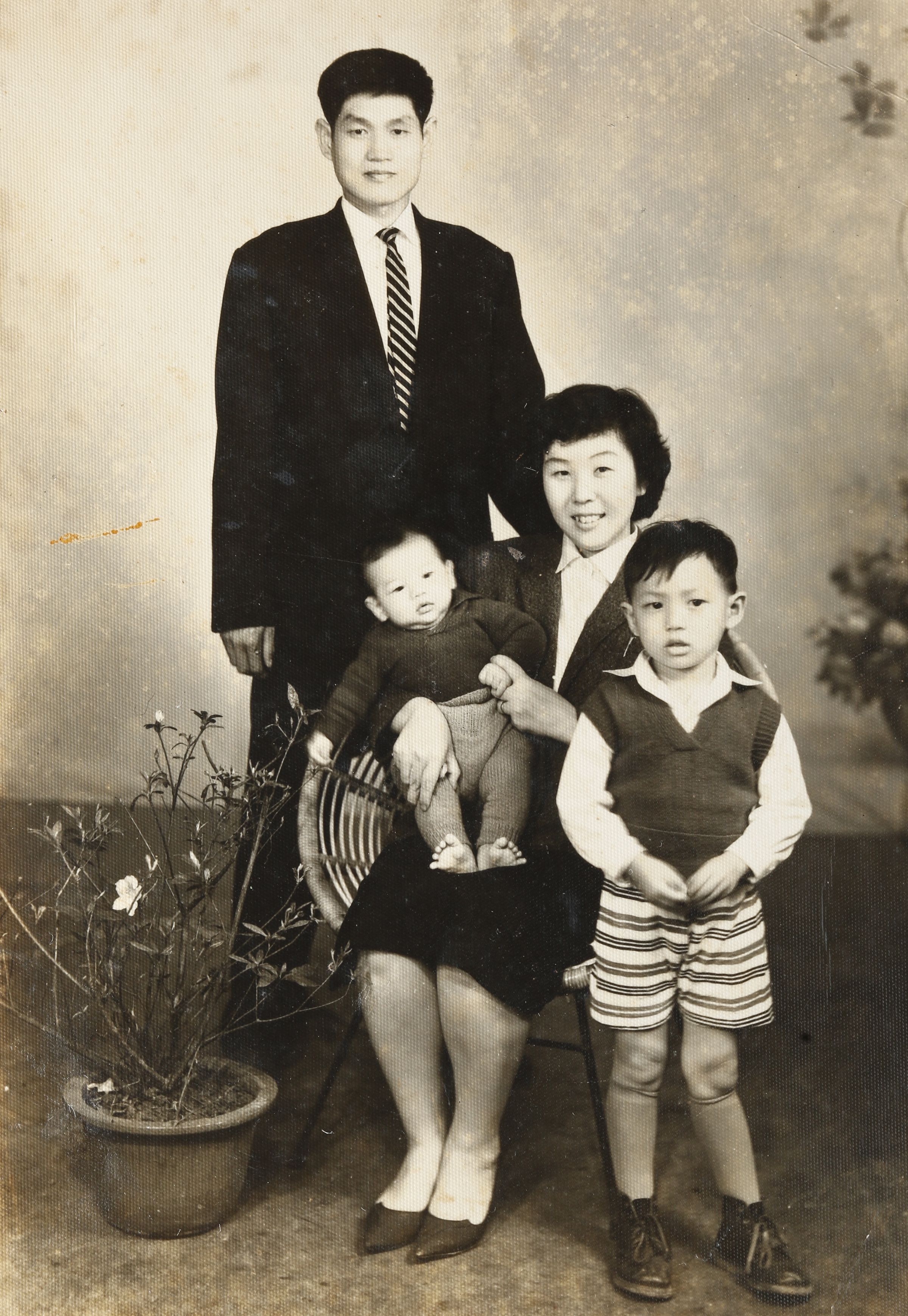 裴偉父親裴景龍是公路局保養廠的技師，母親張建寧，是小學老師，家裡兩兄弟，他是老么。他說雖無顯赫家世，但父母疼愛，童年幸福而快樂。