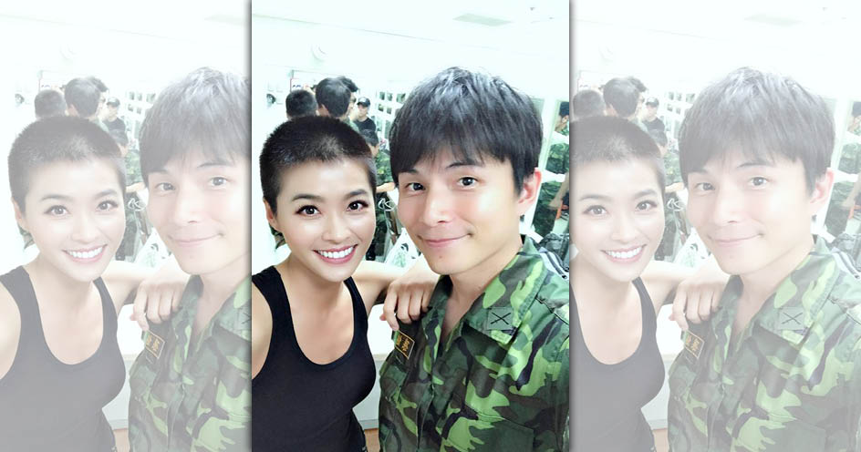 小嫻在屏東長待拍戲，風雨無阻，右為孫協志。（翻攝自小嫻臉書）　